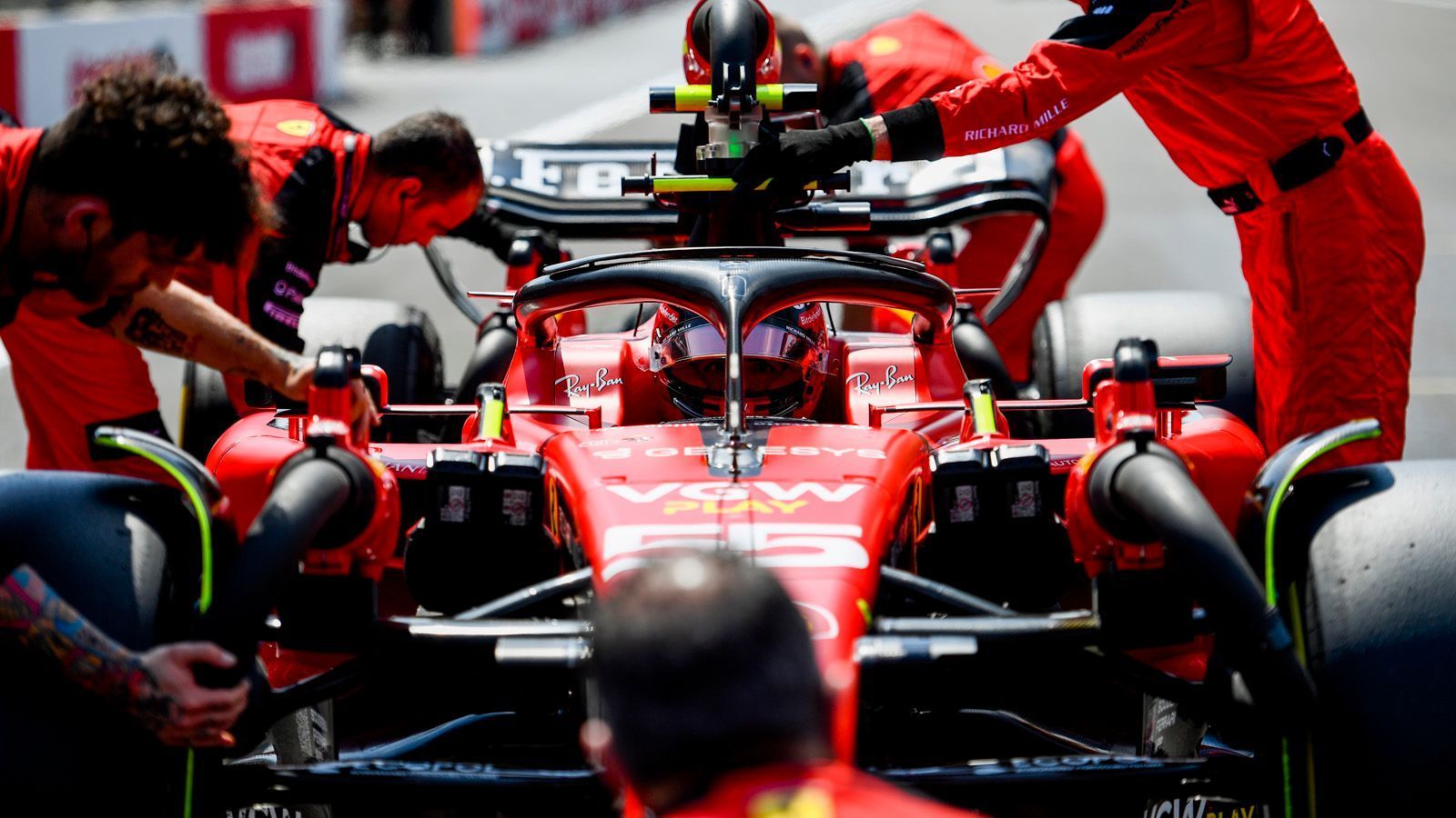 
                <strong>Verlierer: Ferrari</strong><br>
                Charles Leclerc war über das ganze Wochenende zwar ein kleiner Lichtblick. Doch über die Qualifying-Performance des Monegassen hinaus fuhr Ferrari erneut nur hinterher. Leclerc wurde sowohl im Sprint als auch im Rennen von Red Bull auf die Plätze verwiesen. Carlos Sainz kämpfte maximal gegen die direkte Konkurrenz von Mercedes und Aston Martin. Auch nach Baku steht lediglich Rang vier in der Konstrukteurswertung.
              