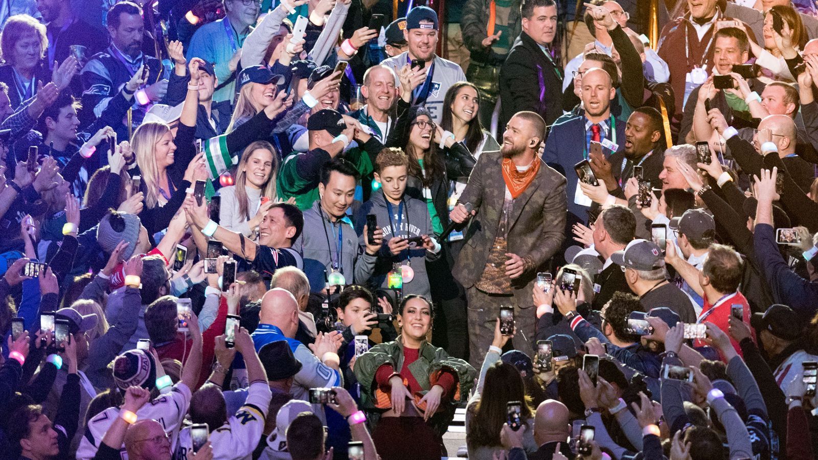 <strong>2018: Justin Timberlake</strong><br>
                In Minnesota mischt er sich unter das Selfie knipsende Publikum und erinnert später an Prince, der ja bekanntlich aus Minneapolis stammt.

