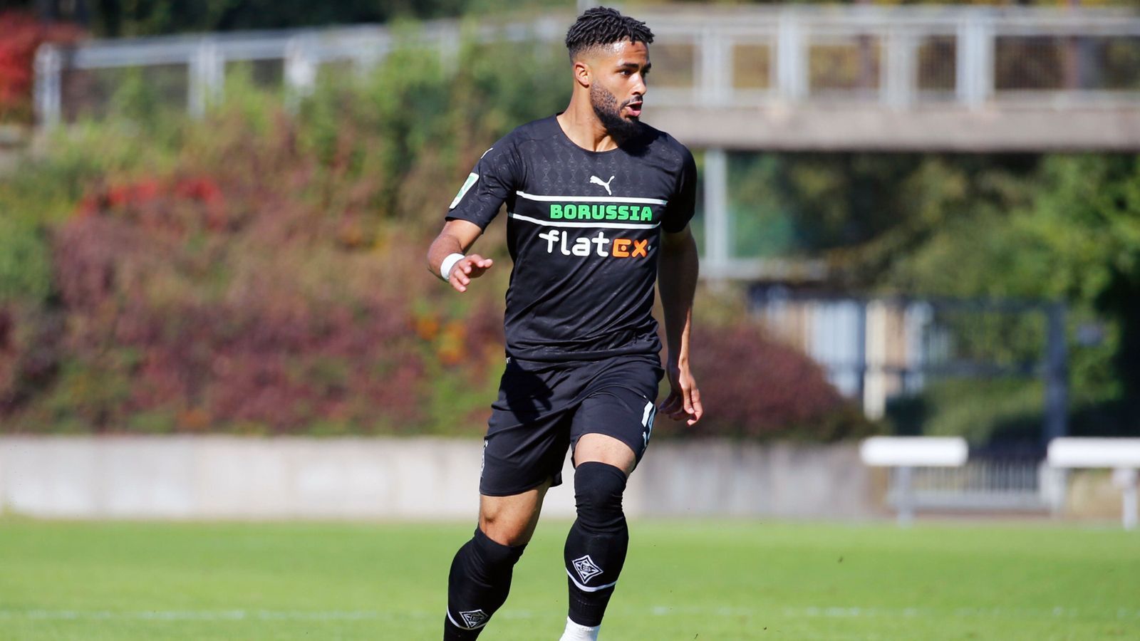 
                <strong>Keanan Bennetts (Vertrag bis 2022)</strong><br>
                Auch der englische Außenbahnspieler Keanan Bennetts soll keine Zukunft in Gladbach haben, sein Vertrag läuft mit Saisonende ebenfalls aus. Seit der heute 23-Jährige im Sommer 2018 aus der Tottenham-Jugend an den Niederrhein wechselte, kam er nie über den Status eines Ergänzungsspielers hinaus. Auch in der laufenden Spielzeit reichte es für Bennetts lediglich zu vier Bundesliga-Kurzeinsätzen. Bei keinem seiner nur insgesamt fünf Liga-Einsätzen im Borussia-Trikot stand er in der Startelf.
              