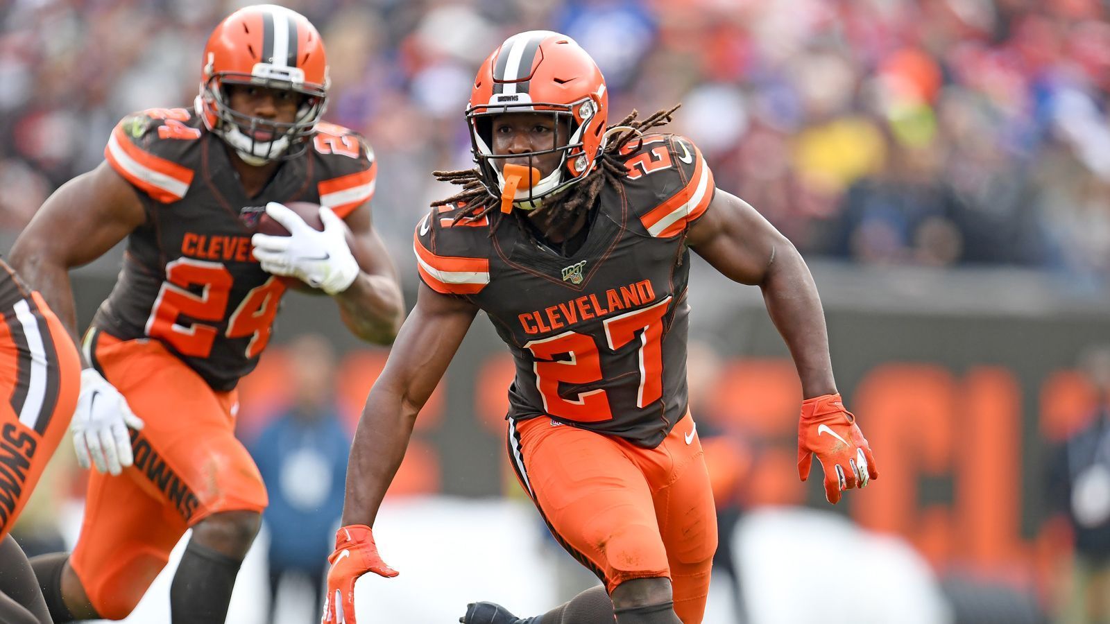 
                <strong>Rushing Offense: Cleveland Browns</strong><br>
                Seit dem Comeback von Kareem Hunt sind die Cleveland Browns im Backfield absolut unausrechenbar. Sowohl Nick Chubb als auch Hunt spielen jeweils über 50 Prozent der Snaps, so kann sich die gegnerische Defense nie auf einen Laufstil einstellen. Mit den Cincinnati Bengals wartet zudem die schwächste Laufverteidigung der Liga. Die Bengals lassen im Schnitt über 157 Yards pro Spiel auf dem Boden zu.
              