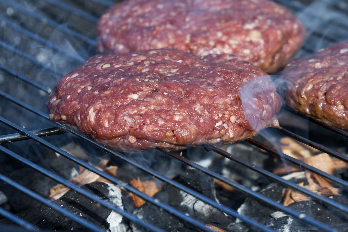 Burger räuchern mit Holzchips