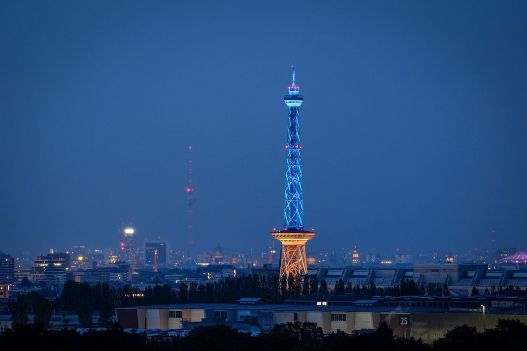 In den Farben der Ukraine, in Blau und Gelb, leuchtet der Funkturm auf dem Messegelände anlässlich der Internationalen Konferenz zum Wiederaufbau der Ukraine in Berlin. 