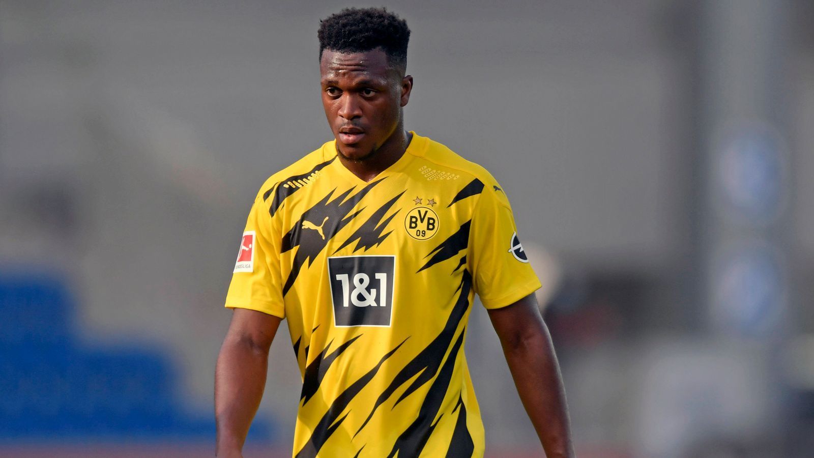 
                <strong>Dan-Axel Zagadou</strong><br>
                Nach sechsmonatiger Verletzungspause wieder mit dabei. Kann also noch nicht in Bestform sein. Ist Teil der in der ersten Halbzeit sehr instabilen Abwehrreihe. Auch im Spielaufbau zu durchsichtig, seine Pässe kommen selten an. Immerhin leistet er sich keine größeren Böcke und erstickt einen Konter kurz vor der Halbzeit im Keim. Nach der Pause dann mit einer sehr soliden Leistung. ran-Note: 3
              