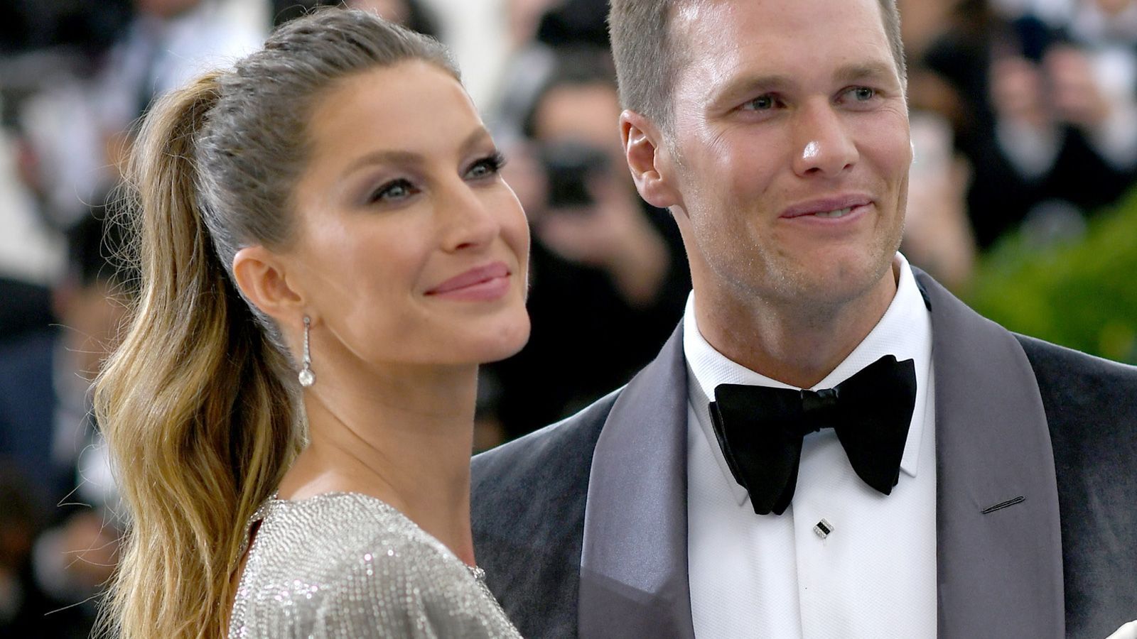 
                <strong>Gisele Bündchen wird 40 Jahre alt</strong><br>
                Ein Punkt, bei dem Gisele Bündchen Tom Brady mehrfach widersprach, ist dessen Verhältnis zu Donald Trump. Brady verbindet eine Freundschaft mit dem US-Präsidenten, in dessen Wahlkampf 2015 soll der Quarterback mit roter "Make America Great Again"-Kappe golfen gegangen sein. 2017 verweigerte Brady dann trotzdem den obligatorischen Besuch im Weißen Haus, offenbar auf sanften Druck seiner Frau, die als Klimaaktivistin, Umweltschützerin und Frauenrechtlerin ziemlich genau für alles steht, was Trump nicht ist. "Ich habe mit meiner Frau gesprochen und sie hat gesagt, ich soll nicht mehr über Politik sprechen. Ich denke, dass ist eine gute Entscheidung für unsere Familie", sagte Brady damals. Angesichts dessen darf man zumindest spekulieren, wer bei den beiden die Hosen anhat. In diesem Sinne, alles Gute zum 40. Geburtstag, Gisele Bündchen!
              