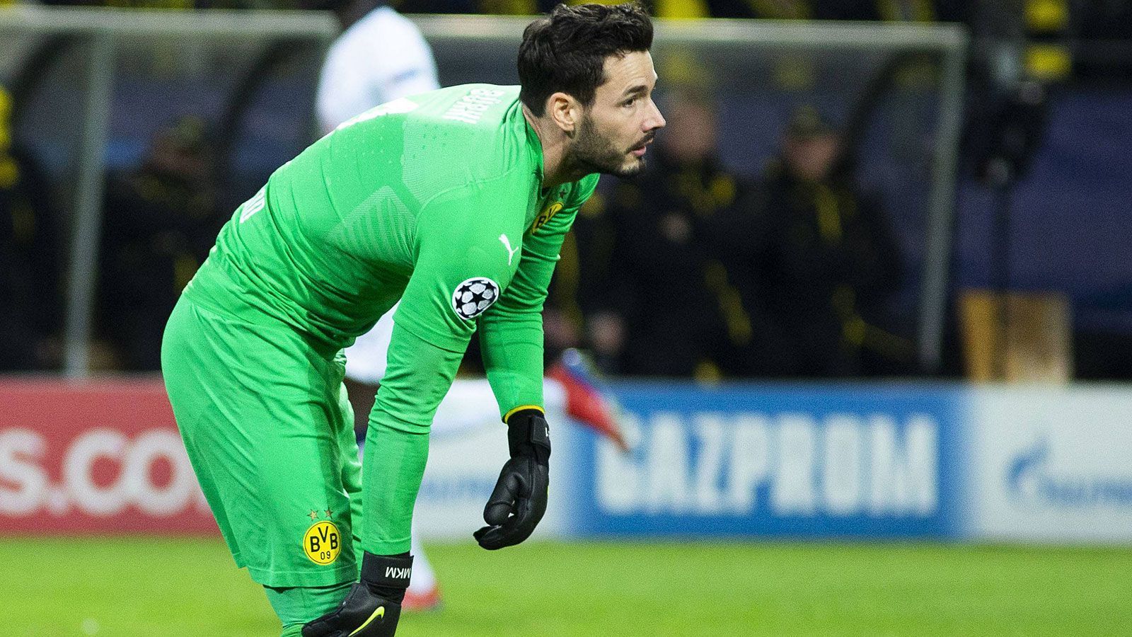 
                <strong>Roman Bürki</strong><br>
                Der Schweizer ist in der ersten Halbzeit nahezu beschäftigungslos. Muss nach seinem ersten Schuss aufs Tor aber direkt hinter sich greifen, beim Abschluss von Kane ist Bürki machtlos. Ansonsten ein ruhiger Abend für Bürki. Note: 3
              