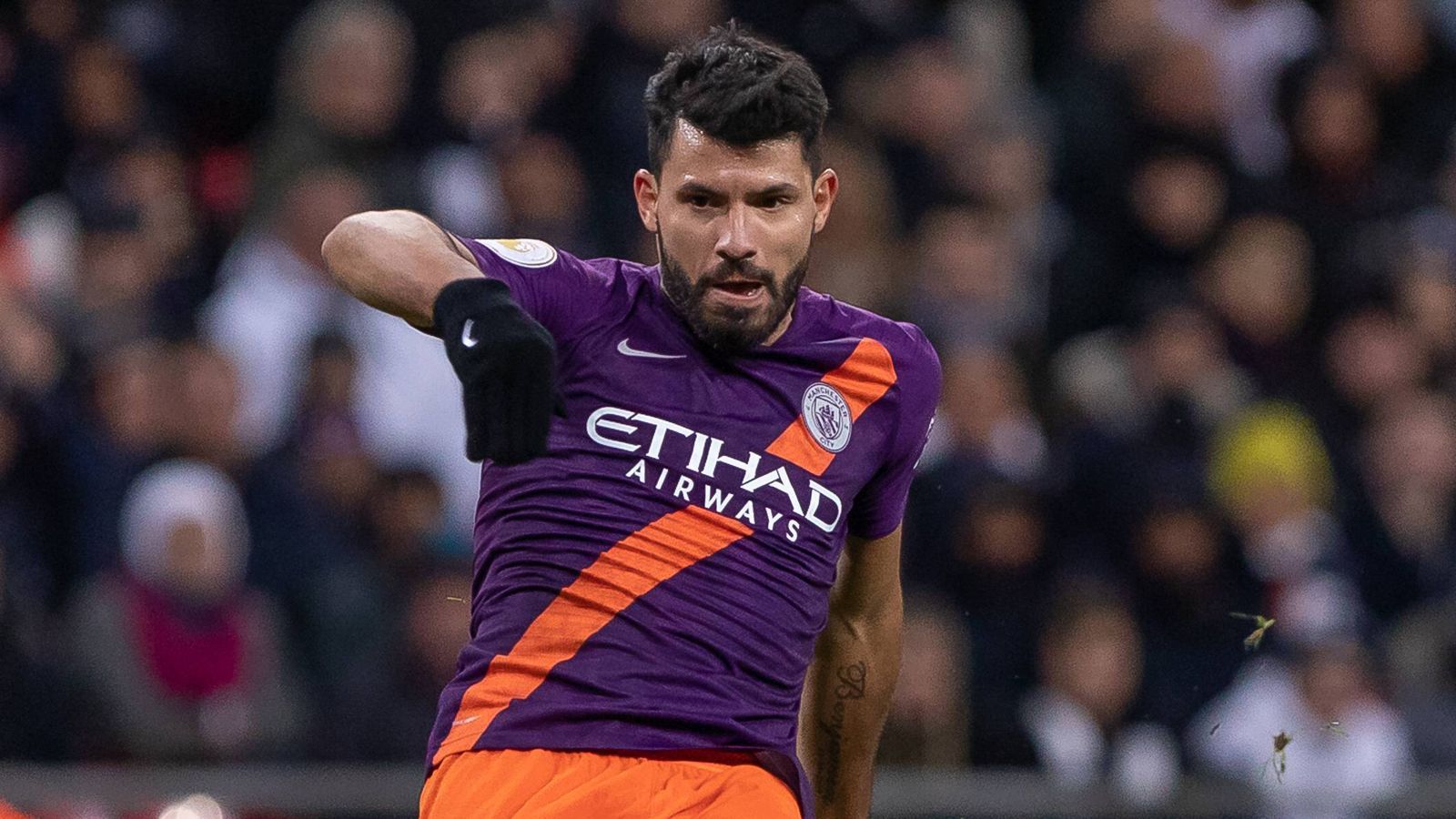 
                <strong>Sergio Agüero (Manchester City)</strong><br>
                ... Steht Agüero mindestens 25 Mal in einer Saison auf dem Rasen, kommen angeblich noch einmal 250.000 Euro dazu. Gewinnt der Argentinier mit den Citizens die englische Meisterschaft, wie 2012, 2014 und 2018, kostet das offenbar eine weitere Million Euro. Insgesamt wanderten seit Agüeros Wechsel 2011 so wohl schon über fünf Millionen Euro von Manchester nach Madrid.
              