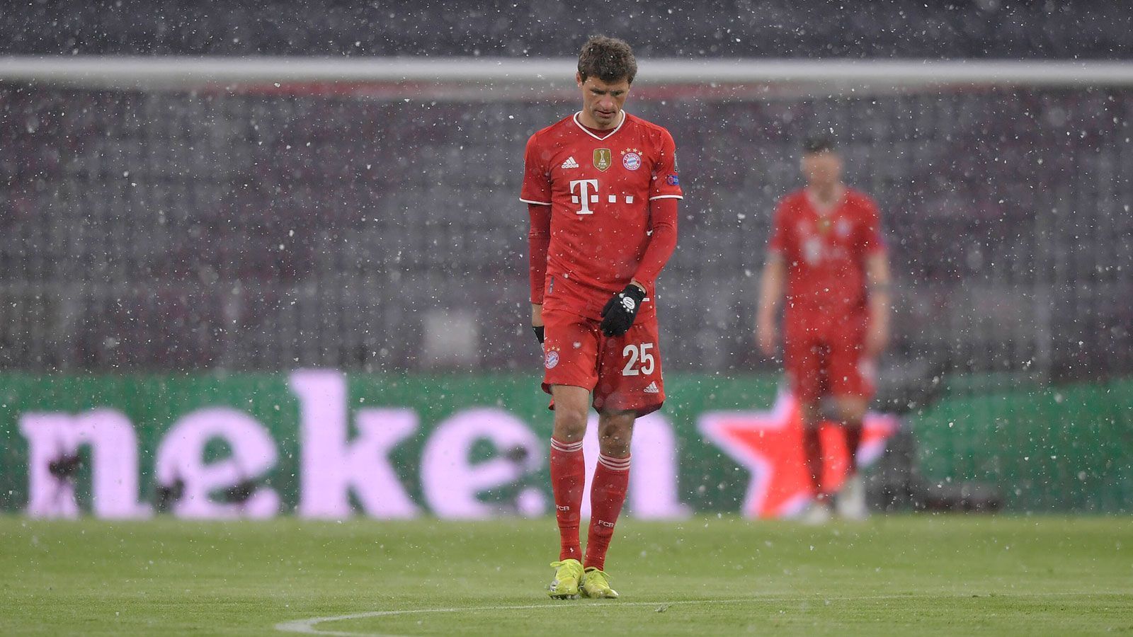 
                <strong>Thomas Müller</strong><br>
                Taucht in der zehnten Minute frei vor dem Tor auf, trifft den Ball aber nicht richtig. Ist danach wie immer überall zu finden, viel unterwegs, zunächst aber nicht effektiv genug. Macht auch in Halbzeit zwei den Antreiber und das Mentalitätsmonster und belohnt sich und den FCB mit dem 2:2. ran-Note: 2
              