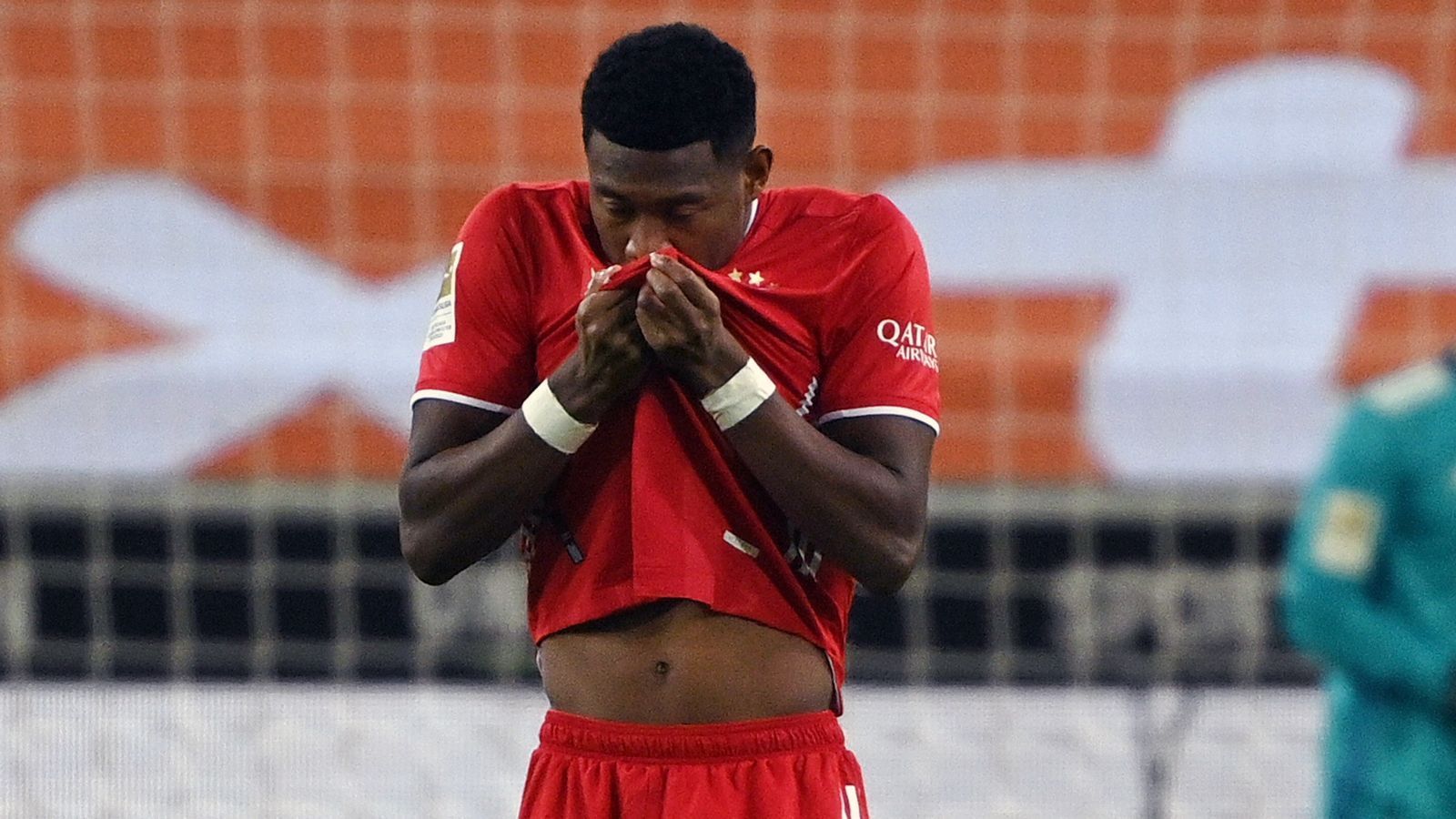 
                <strong>David Alaba</strong><br>
                Dirigiert das Münchner Spiel als Abwehrchef von hinten heraus und leistet sich im Spielaufbau anfangs keine groben Fehler. Mit zunehmendem Druck der Gladbacher und fortschreitender Spieldauer verliert Alaba merklich an Sicherheit und öffnet so die Mitte der Münchner Defensive. Diese Lücken nutzt die Borussia bei allen drei Toren eiskalt aus. ran-Note: 5
              