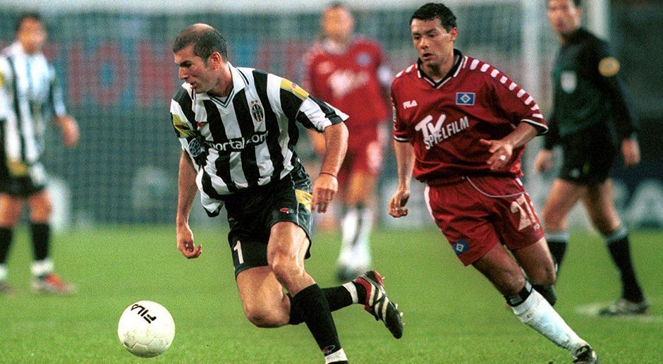 
                <strong>Juventus Turin vs. Hamburger SV 1:3</strong><br>
                In der Gruppenphase der Champions-League-Saison 2000/2001 kassiert Juventus Turin eine ganz bittere Niederlage gegen den Hamburger SV. Zinedine Zidane fliegt bereits in der 29. Minute nach einer Tätlichkeit vom Platz und muss mit ansehen, wie Roy Präger und Anthony Yeboah sein Team vorführen und am Ende über ein 3:1 bejubeln. Juventus Turin scheidet als Gruppenletzter aus dem Wettbewerb aus.
              