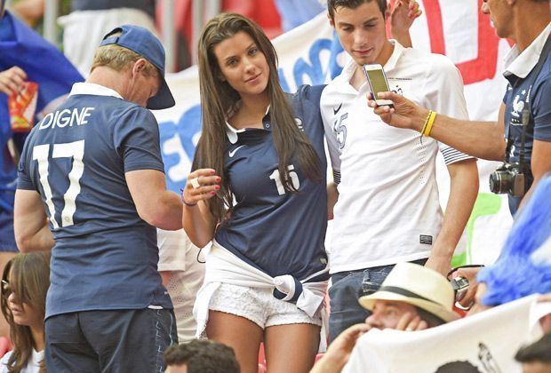 
                <strong>Luduvine Sagna</strong><br>
                Was für ein Anblick! Die Freundin von Frankreichs Bacary Sagna zählt wohl zu den heißesten Spielerfrauen der WM.
              