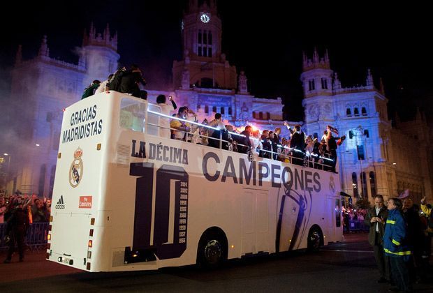 
                <strong>Real: Der Empfang in Madrid</strong><br>
                Große Kulisse für eine große Mannschaft. Der eigens lackierte Bus kann sich durchaus sehen lassen.
              