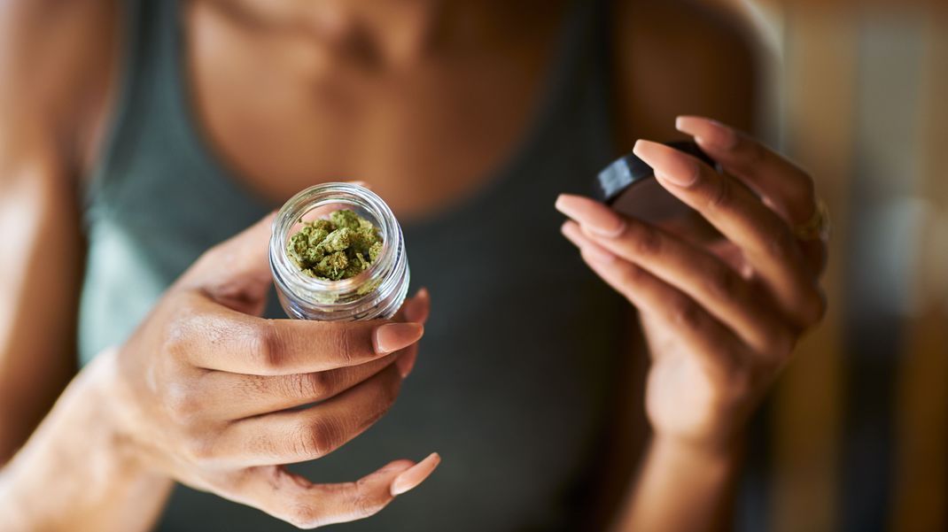 Cannabis gibt es in Deutschland inzwischen auf Rezept. Aber ist die Pflanze wirklich eine effektive Medizin?