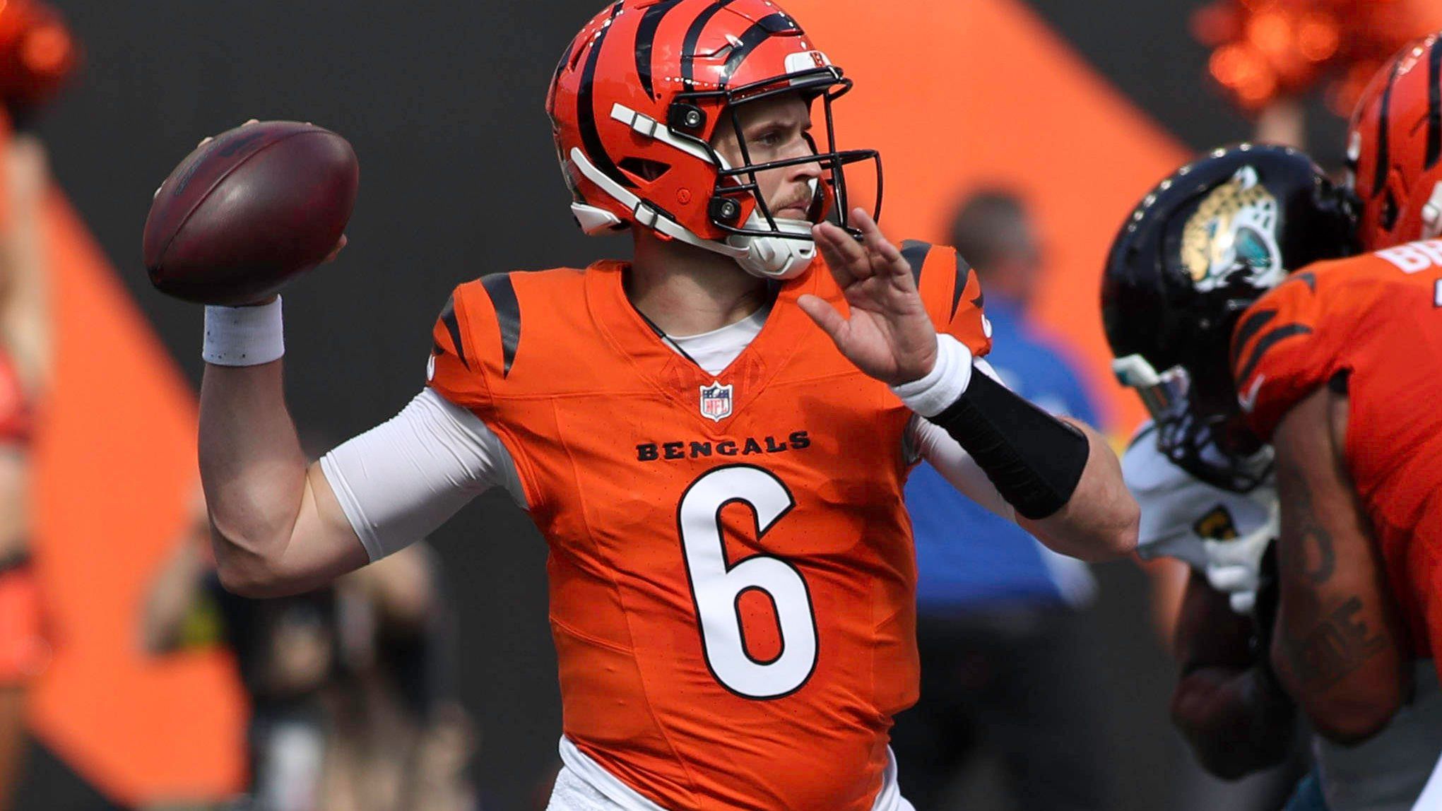 <strong>Cincinnati Bengals</strong><br>Nach dem Ausfall von Joe Burrow legen die Bengals im Quarterback Room doppelt nach. Wie NFL-Insider Tom Pelissero berichtet, wurden Sean Clifford und Mike White für das Practice Squad unter Vertrag genommen. Von diesem rutscht Brett Rypien als Backup für Jake Browning in den aktiven Kader.<br>• Starter: Jake Browning (im Bild)<br>• Backup: Brett Rypien<br>• Practice Squad: Sean Clifford, Mike White&nbsp;<br>• Verletzt: Joe Burrow