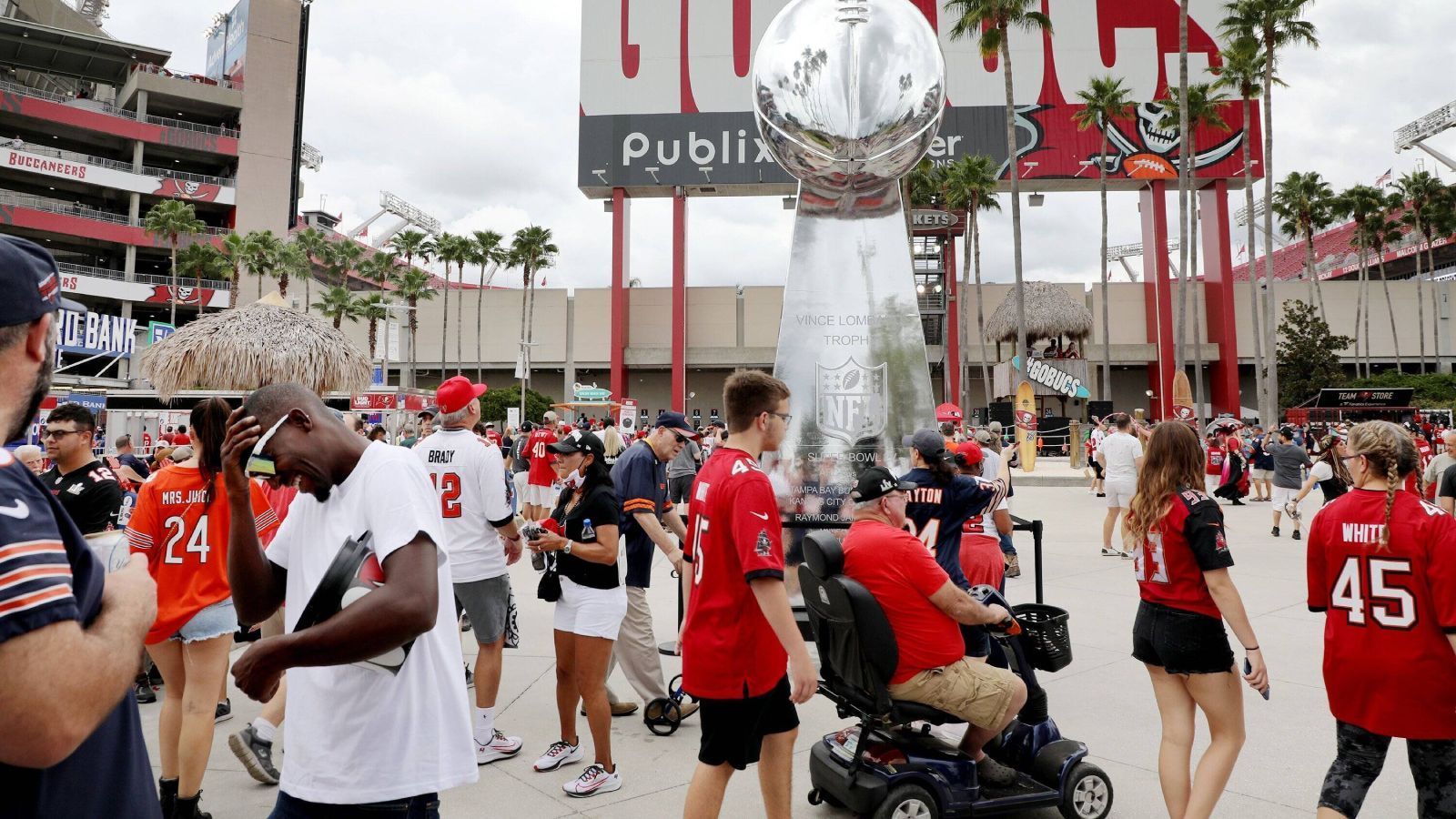 
                <strong>Tampa Bay Buccaneers Grund 2: Immer Wärme am Golf von Mexiko</strong><br>
                Die Buccaneers sind genau das richtige Team für Sommer-Menschen. So etwas wie Schnee kennt man in Florida nur aus Mythen und das ganze Jahr ist T-Shirt-Wetter. Beim Spiel gegen die Philadelphia Eagles Mitte Januar waren es, für Tampa-Bay-Verhältnisse, kühle 19 Grad Celsius. Perfekt also für einen Ausflug in die Staaten zu einem Spiel.
              