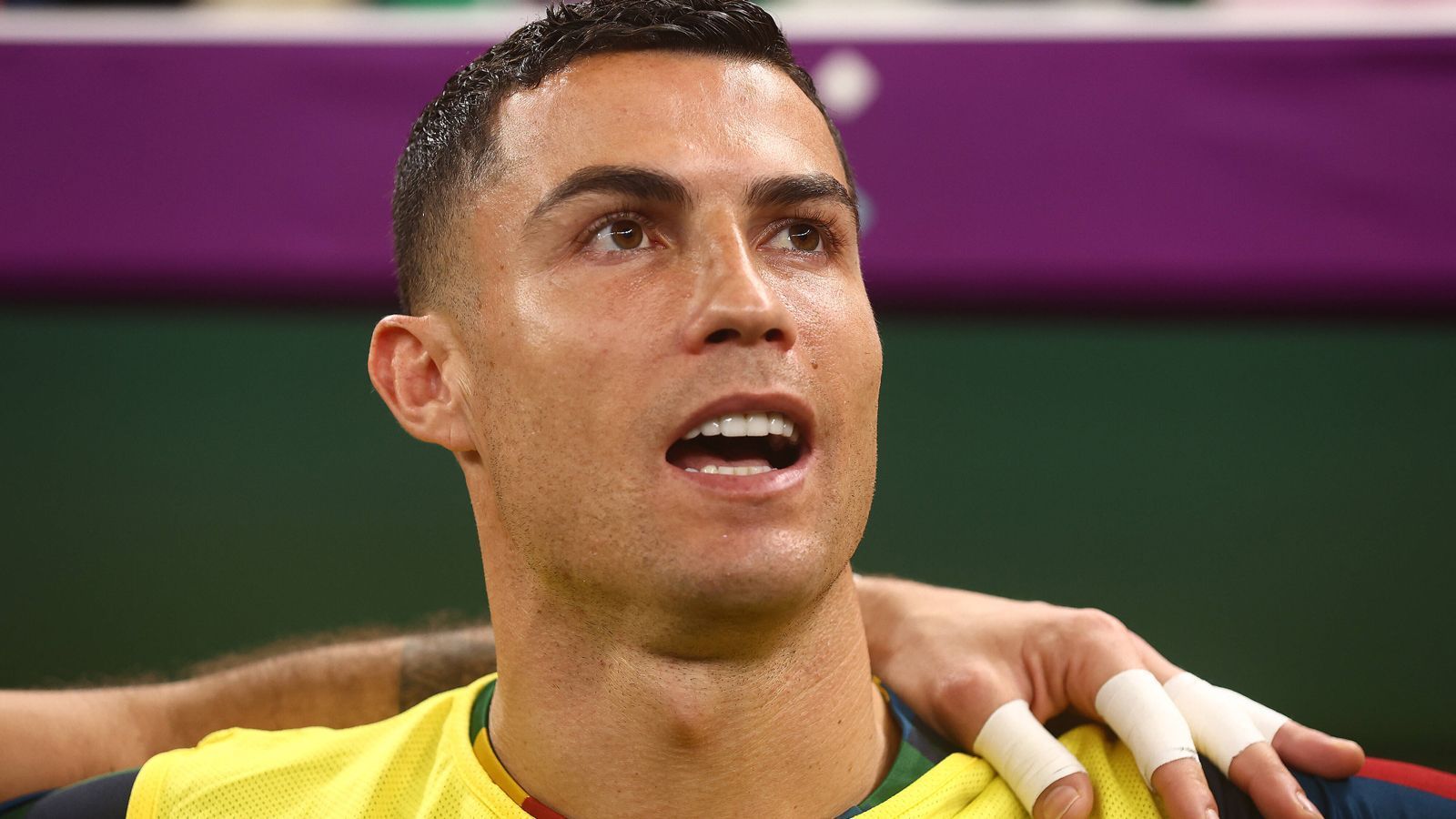 
                <strong>Elektrisierende Szenen bei Portugal-Hymne</strong><br>
                Bei der Hymne ist Ronaldo dennoch der große Star. Als die Kamera ihn einfängt und er auf den riesigen Videoleinwänden zu sehen ist, bricht das Stadion in großen Jubel aus.
              