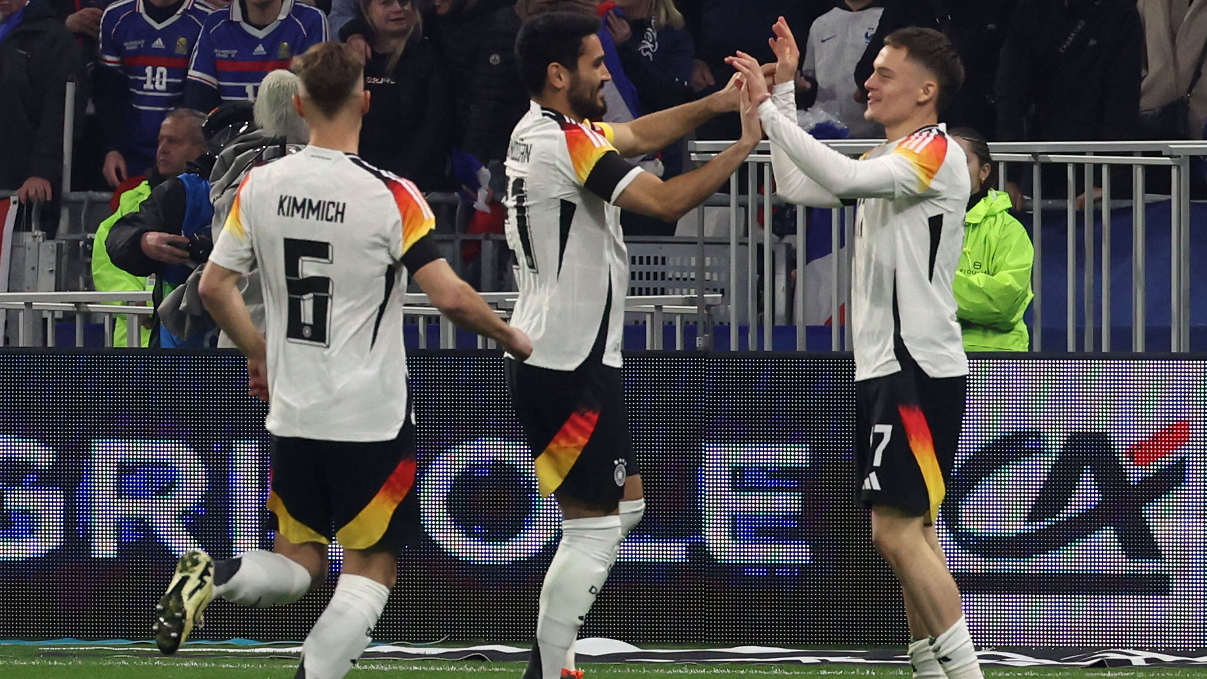 <strong>Österreich</strong><br><strong>Standard</strong>: "Deutschland trifft nach acht Sekunden und schlägt Frankreich 2:0. DFB-Elf startet bei Kroos-Comeback erstarkt in das Jahr der Heim-EM, Wirtz bei Blitzstart nur minimal langsamer als Baumgartner."