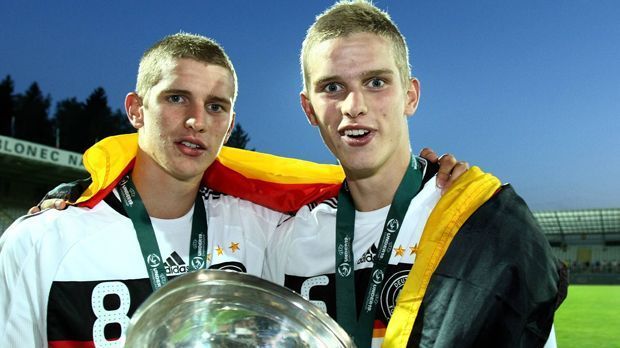 
                <strong>Lars und Sven Bender (2008)</strong><br>
                Lars und Sven Bender - Deutschland/Leverkusen und BVB: Die Bender-Zwillinge gewannen mit der deutschen U19 die Europameisterschaft 2008 und wurden zusammen "Golden Players". Dem aktuell erfolgreichsten Bruderpaar im deutschen Fußball gelang danach der nächste Schritt in ihrer Karriere. Lars spielt bei Bayer Leverkusen, Sven bei Borussia Dortmund.
              