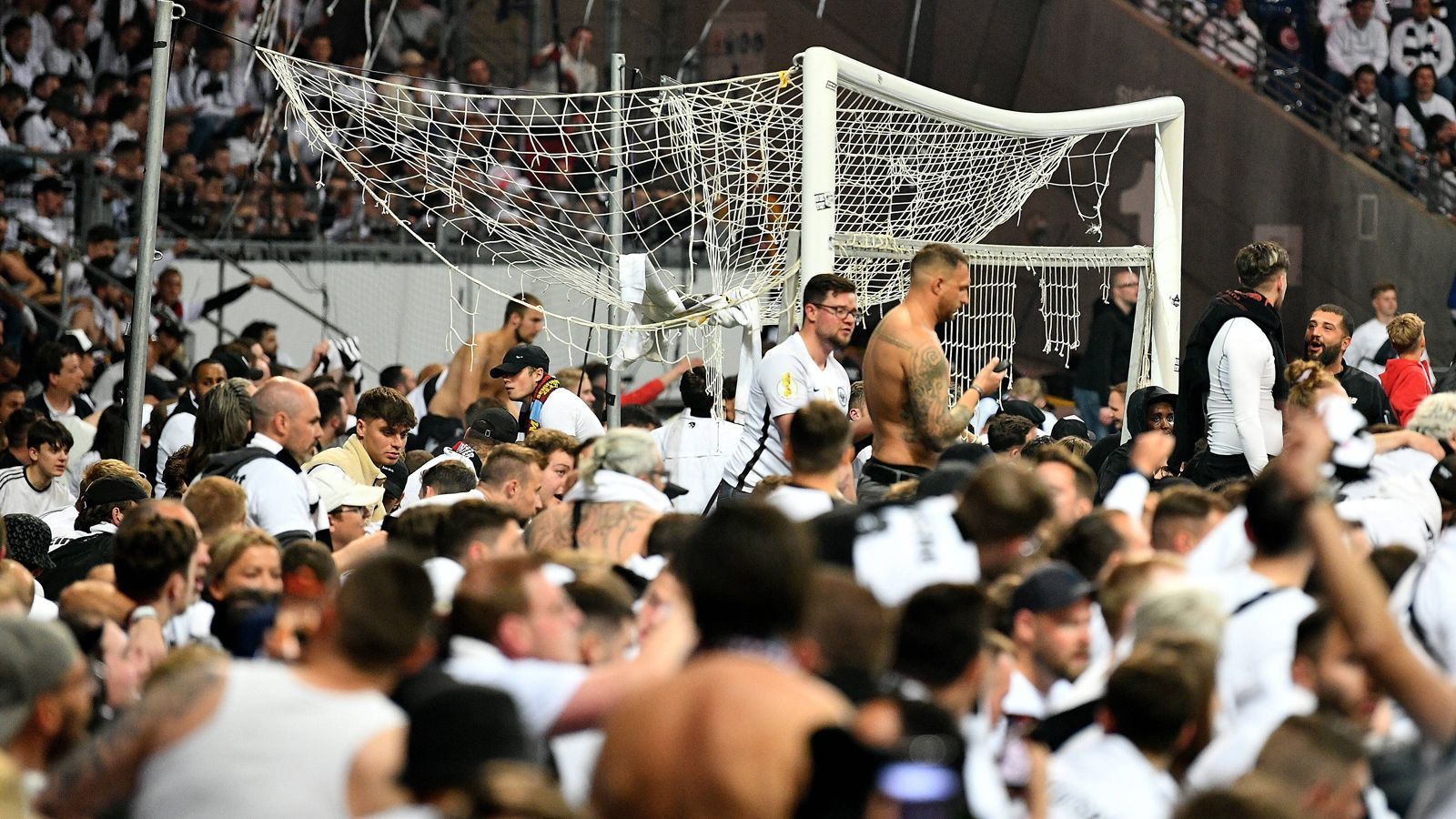 
                <strong>Halbfinal-Rückspiel: Eintracht Frankfurt - West Ham United 1:0</strong><br>
                Die Eintracht ist nicht aufzuhalten, Fans, Spieler und Staff ziehen alle an einem Strang. Im Halbfinal-Rückspiel liefert die Eintracht einmal mehr so richtig ab - auf und neben dem Platz. Held des Abend: Der Kolumbianer Borre, der nach 26 Minuten den Siegtreffer für die bereits in Überzahl spielende Eintracht markiert. Nach dem Abpfiff brechen bei den Hessen wortwörtlich alle Dämme. Keinen Fan hält es mehr auf den Sitzen. Die Eintracht-Anhänger stürmen den Rasen und nehmen das Stadion auseinander. Frankfurt steht im Finale.
              