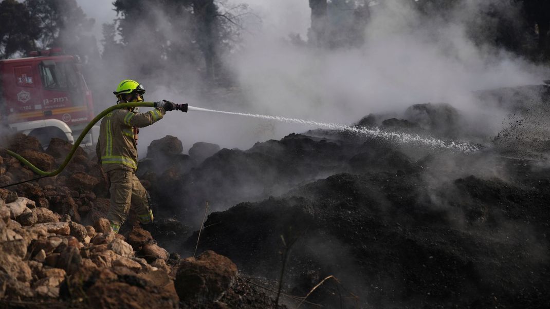 Die Löscharbeiten um die israelische Hauptstadt gehen weiter. Doch der Wetterdienst meldet aufziehende Winde, die die Flammen weiter anheißen können.