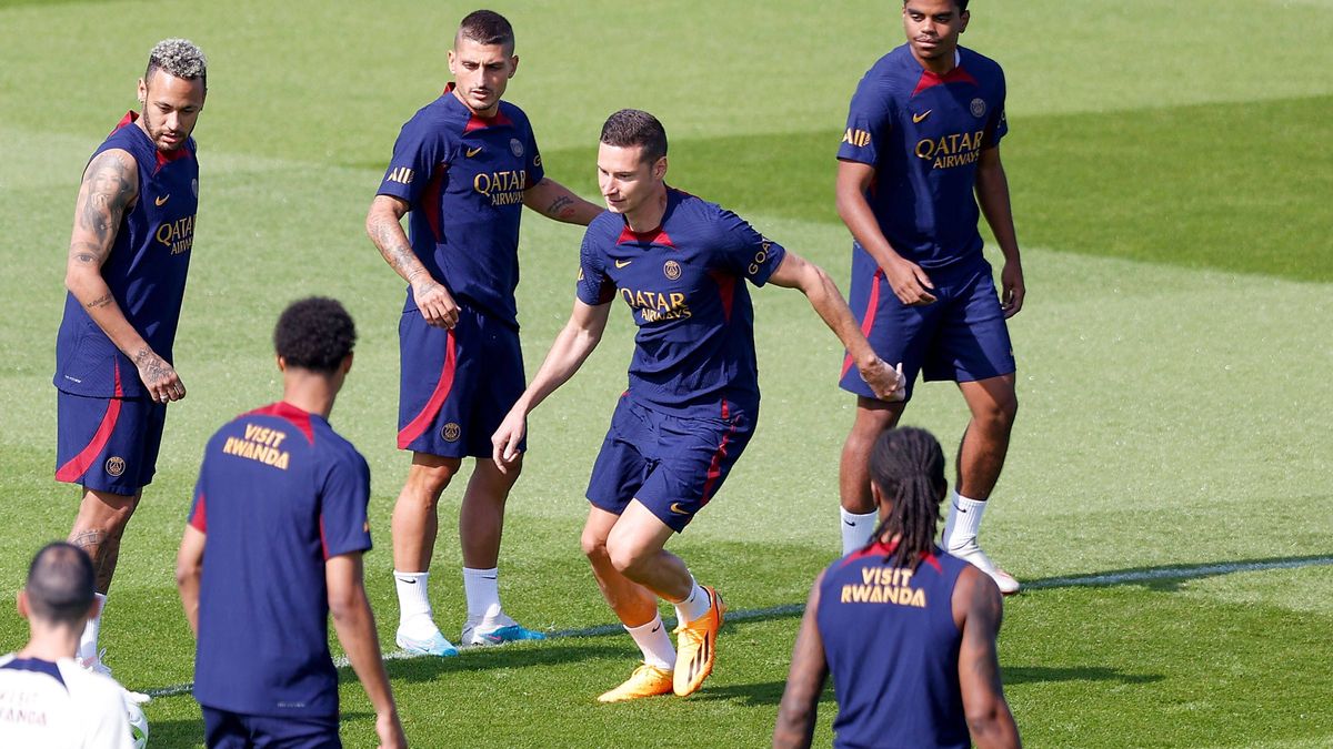 Poissy am 20. Juli 2023, Training Paris Saint Germain im PSG Campus v.l., wieder in Paris Julian Draxler (Paris Saint-Germain) *** Poissy on 20 July 2023, training Paris Saint Germain in PSG campus...