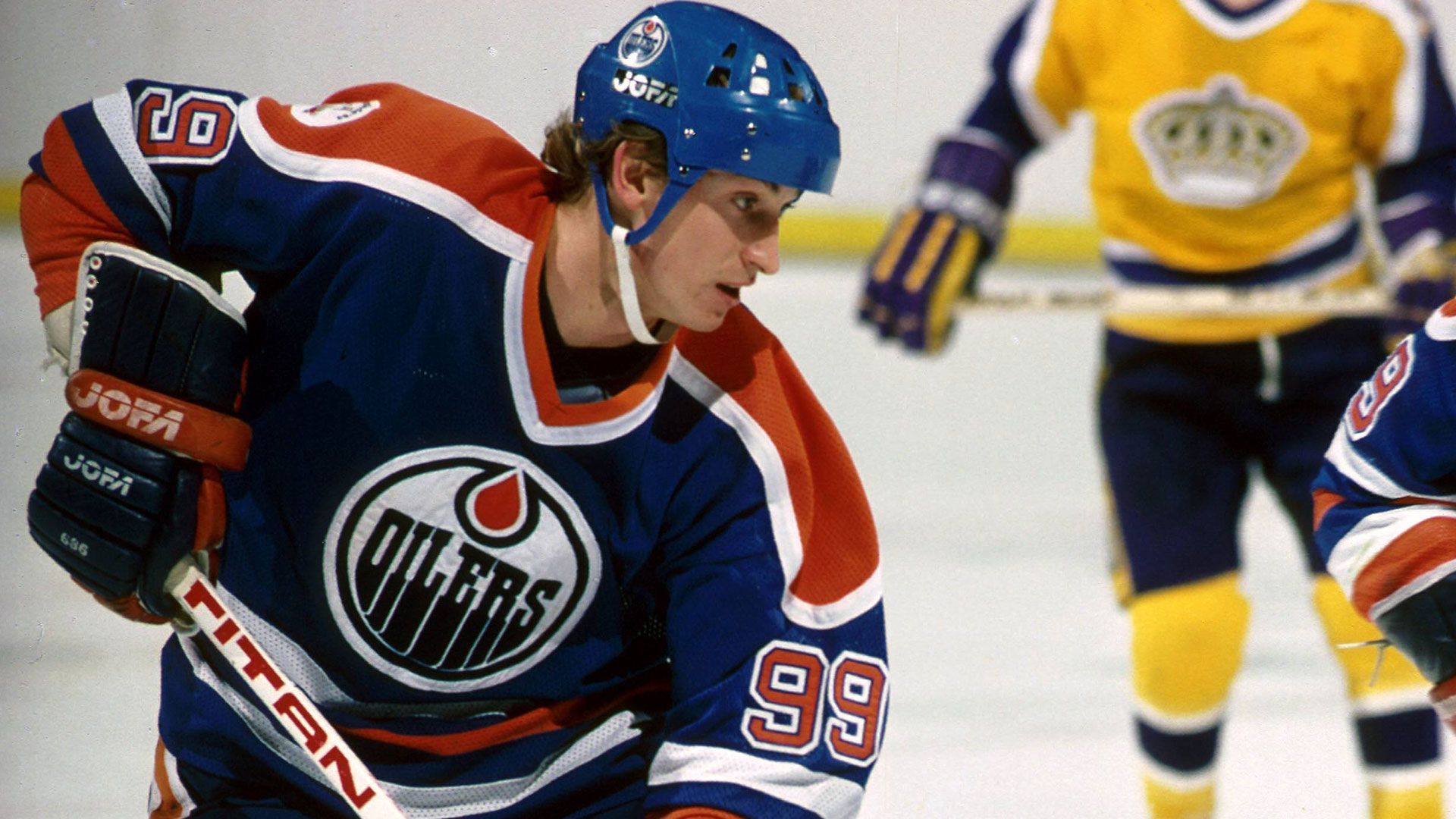 
                <strong>Die meisten Tore in einer Saison: Edmonton Oilers</strong><br>
                Wenig überraschend sind die Oilers dank der Gretzky-Ära auch in dieser Statistik führend und belegen sogar die Plätze eins bis fünf! Der Bestwert gelang in der Saison 1983/84, als sie in 80 Spielen 446 Tore schossen, das sind mehr als fünfeinhalb Treffer im Schnitt pro Partie! Ebenfalls ein einsamer Bestwert. 
              