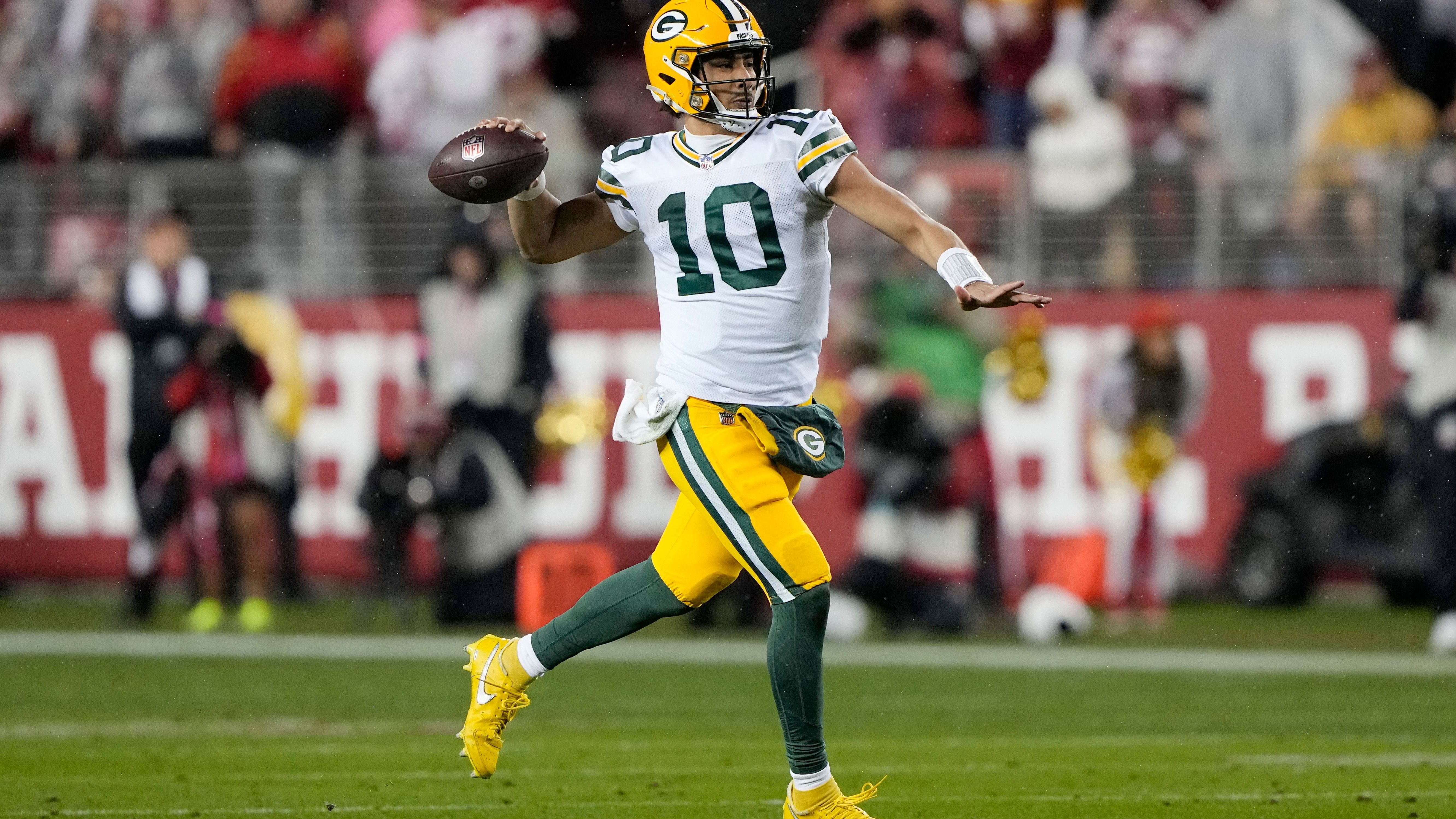 <strong>Green Bay Packers</strong><br>Passing Play Percentage: 57.02%<br>Rushing Play Percentage: 42.98%