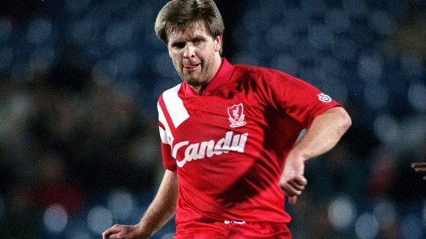 
                <strong>Jan Mölby</strong><br>
                Jan Mölby verfeinert auf der Position im zentralen Mittelfeld das Spiel des FC Liverpool in den 1980er und frühen 1990er Jahren. Als er sich im Oktober 1992 gegen Manchester United verletzt und nicht trainieren kann, nimmt er immer mehr zu. Dennoch erinnern sich die "Reds"-Fans weiterhin an ihren Helden.
              