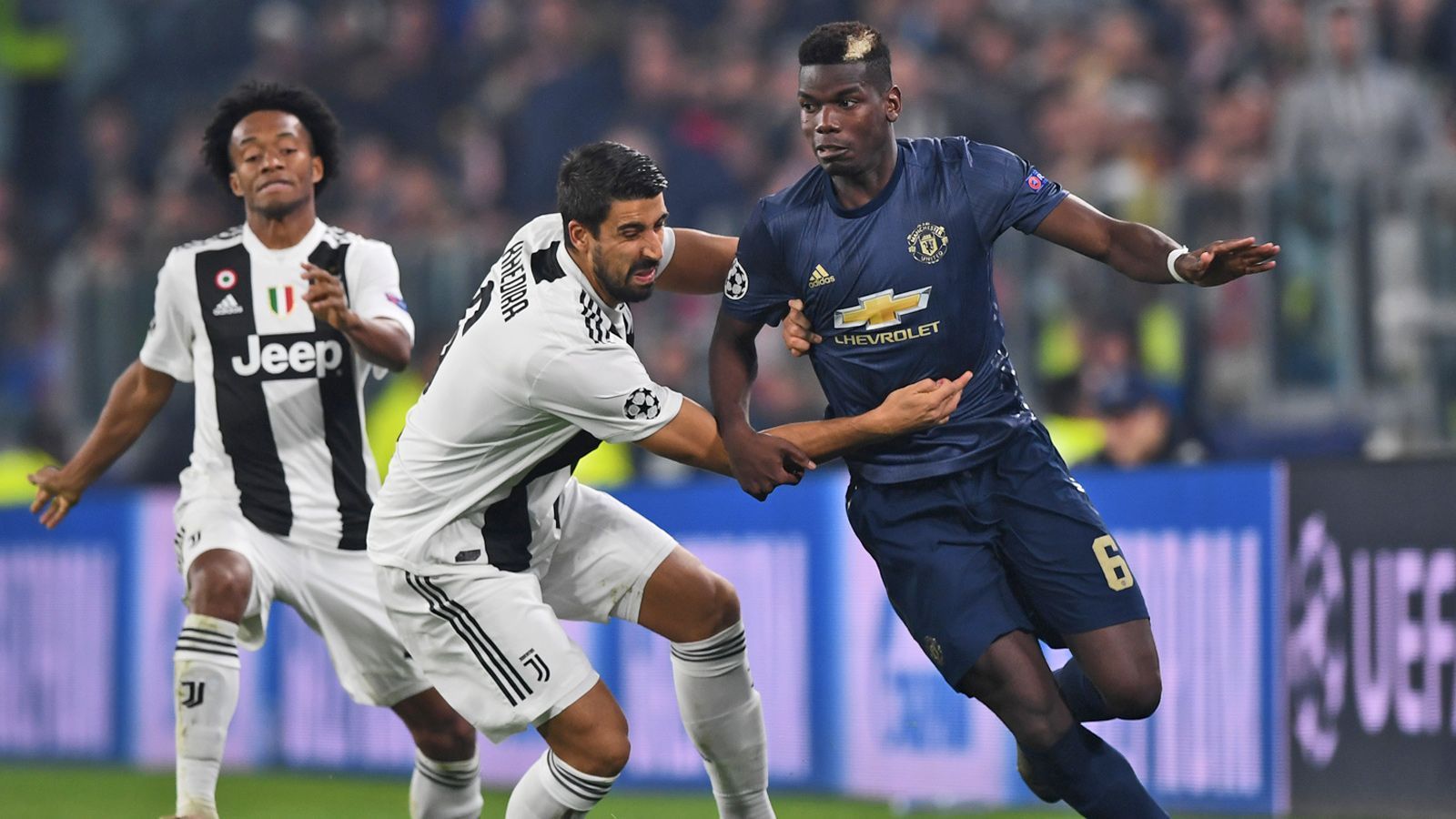 
                <strong>Gruppe H</strong><br>
                Juventus Turin (zwölf Punkte) und Manchester United (zehn Punkte) haben sich schon vor dem letzten Gruppenspieltag durchgesetzt, der FC Valencia (fünf Punkte) geht runter in die Europa League. Für Juve geht es im Spiel gegen die Young Boys Bern (ein Punkt) nur noch um Tabellenplatz eins, Manchester United spielt im Fernduell in Valencia. Gewinnt das Team von CR7, ist die Spitze sicher, bei Punktgleichheit (je 13 Zähler bei Remis Juve und Sieg ManUnited) würde Platz eins an den Premier-League-Klub gehen - zwei Auswärtstore von Jose Mourinhos Jungs würden im direkten Duell (2:2) die Entscheidung bringen.
              