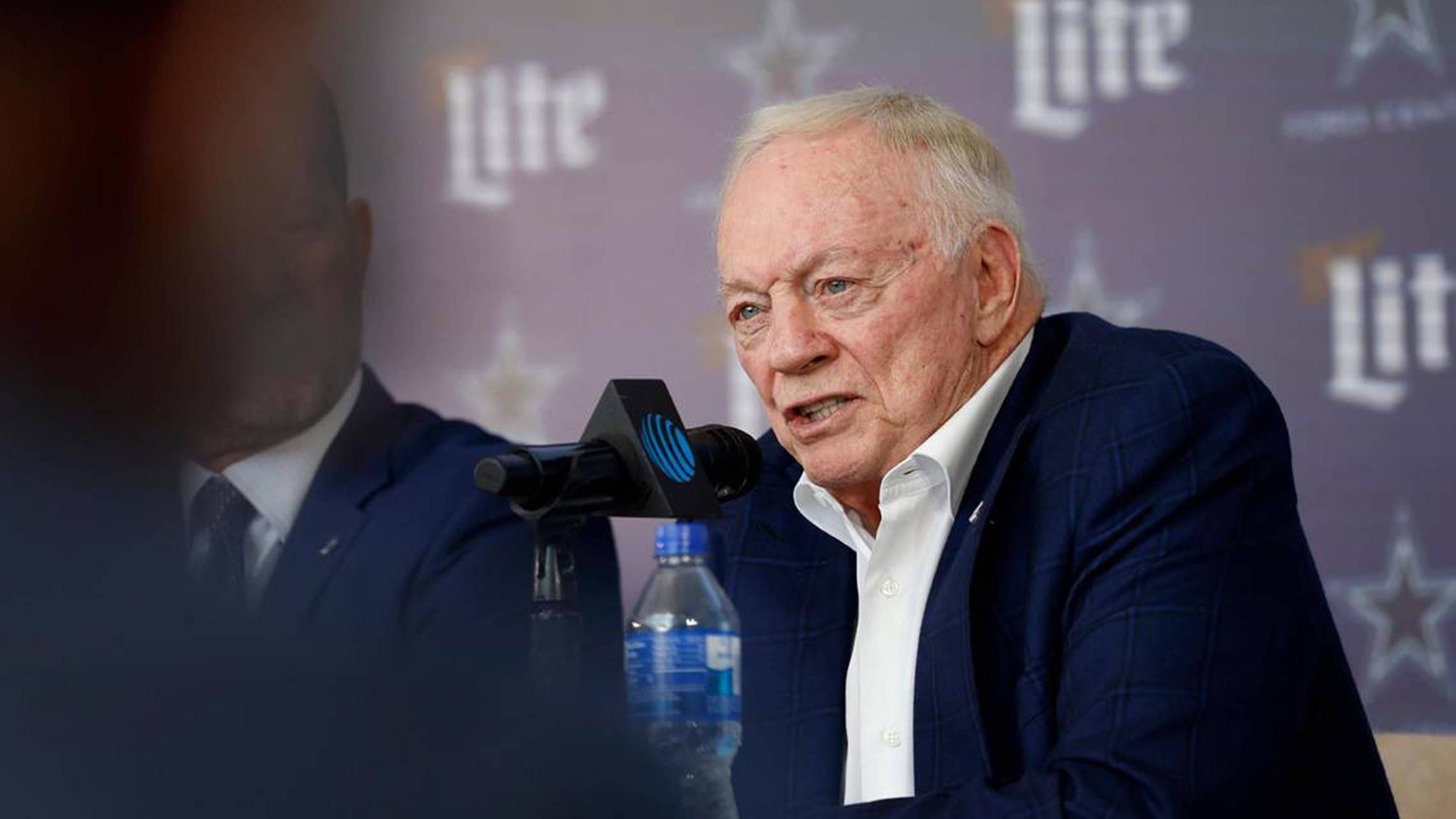 <strong>Dallas Cowboys</strong> <br>Jerry Jones hat die Jagd nach dem nächsten Super-Bowl-Sieg nicht aufgegeben, auch wenn seit gut 30 Jahren immer etwas dazwischenkommt. Klar wurde auch ihm: Für 2025 muss sich etwas ändern, weshalb sich jetzt Brian Schottenheimer, Defensive Coordinator Matt Eberflus und Offensive Coordinator Klayton Adams um das Erreichen des Ziels des Cowboys-Besitzers kümmern.