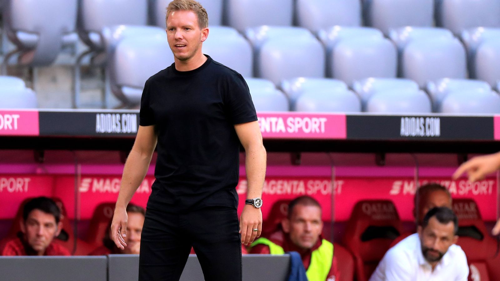 
                <strong>Siegloser Nagelsmann</strong><br>
                Für den FC Bayern wird die Partie in Gladbach das erste Bundesliga-Spiel unter Julian Nagelsmann. Der Trainer kam für kolportierte 23 Millionen Euro Ablöse aus Leipzig und soll den FC Bayern in eine neue Ära führen. Allerdings hat der 34-Jährige derzeit eine kuriose Bilanz aufzuweisen. Nagelsmann ist nämlich saison- und vereinsübergreifend seit acht Spielen sieglos. Er konnte die ersten vier Testspiele mit Bayern nicht gewinnen, genauso wie die letzten vier Pflichtspiele mit Leipzig.
              