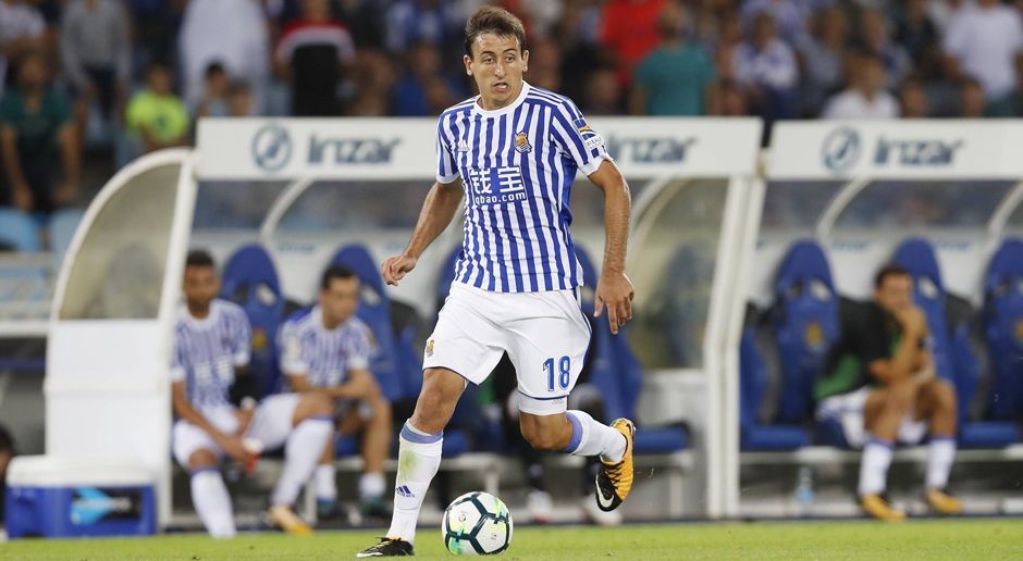 
                <strong>Linksaußen: Mikel Oyarzabal (Real Sociedad San Sebastian)</strong><br>
                Auf der linken Seite wirbelt Real Sociedads Eigengewächs Mikel Oyarzabal. Der 20-Jährige hat mehrere Jugendmannschaften in San Sebastian durchlaufen und 2015 den Sprung in die Profimannschaft geschafft. In der vergangenen Saison verpasste er kein einziges Liga-Spiel. Wann er sein Debüt in der Europa League feiert, ist allerdings noch fraglich. Gegen Deportivo La Coruna fehlte er zuletzt aufgrund von muskulären Problemen.
              