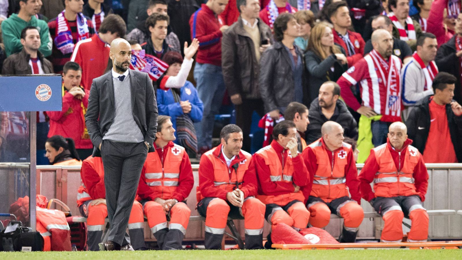 
                <strong>2016: Bayern verzweifeln an Oblak</strong><br>
                2016 ging es für Pep und den FC Bayern erneut ins Halbfinale der Champions League. Jedoch gab es dort erneut das Aus, mittlerweile zum vierten Mal in Serie. Atletico Madrid, das mit seiner betonharten Defensive in Europa von sich Reden gemacht hatte, ließ auch die von Guardiola trainierten Bayern verzweifeln. Im Hinspiel gewannen die Spanier mit 1:0 durch einen Solo-Lauf von Saul Niguez, im Rückspiel siegten zwar die Bayern mit 2:1, jedoch aufgrund der Auswärtstorregel zitterten sich die "Colchoneros" ins Finale. Die Bayern hatten etliche Möglichkeiten zum 3:1, die jedoch Atletico-Keeper Jan Oblak an einem echten Sahne-Abend alle zu Nichte machte. 
              