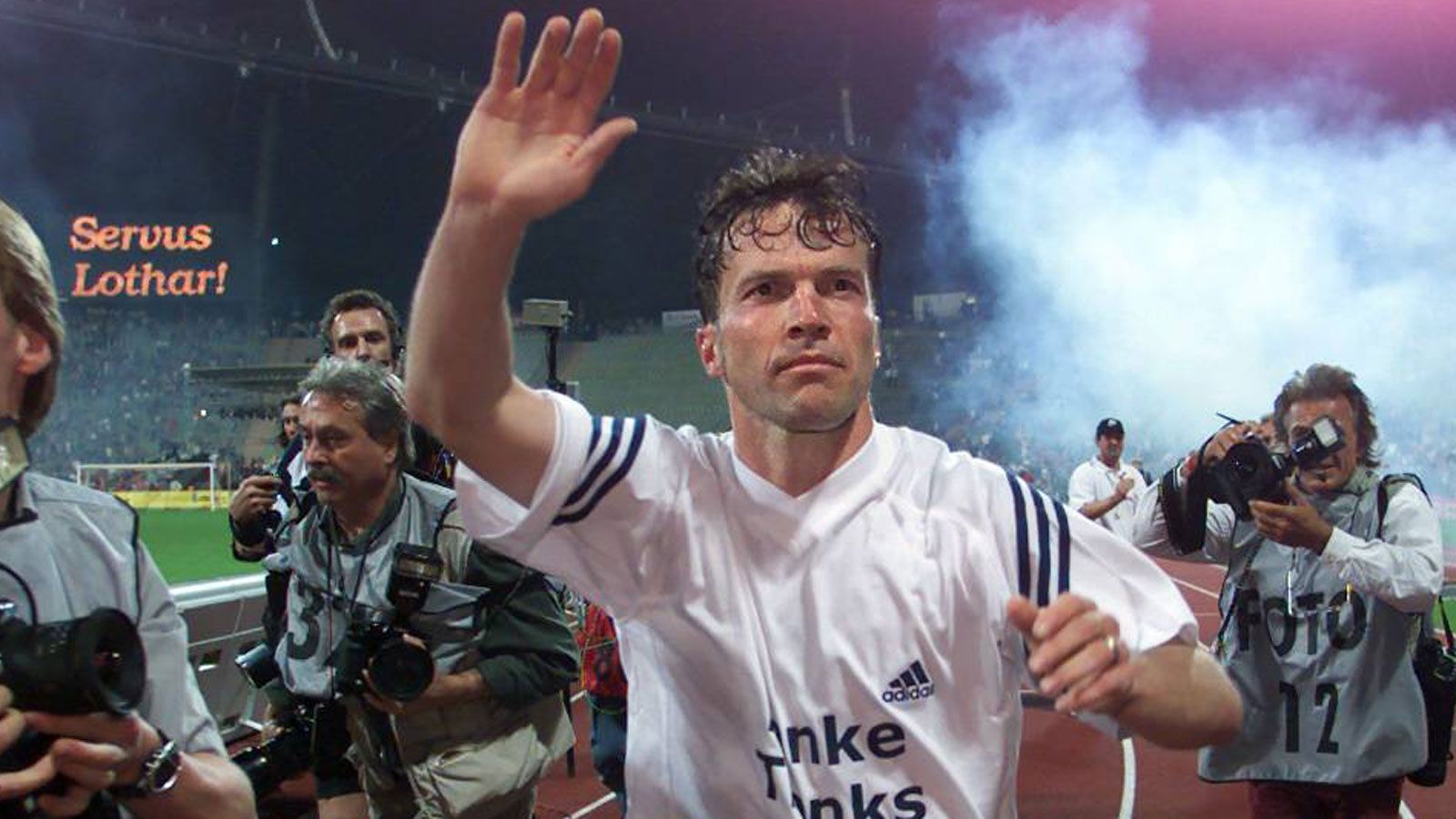 
                <strong>Matthäus klagt wegen Einnahmen aus Abschiedsspiel</strong><br>
                Streit gab es aber auch nach dem Abschiedsspiel von Matthäus im Olympiastadion am 26. Mai 2000. Es ging um die Einnahmen aus dem Event, die sich nach Angaben des Klubs auf umgerechnet etwa 4,7 Millionen Euro beliefen, von denen rund zwei Millionen Euro dem Star des Spiels zugute gekommen sein sollen. Wie der FC Bayern München nach einem Schlichtungstermin im Februar 2003 mitteilte, wollte der Ex-Profi eine weitere halbe Million Euro vom Kuchen abbekommen. Dieser dementierte jedoch via "Bild", Geldforderungen gestellt zu haben. Letztlich einigten sich beide Seiten rund ein halbes Jahr später gütlich, Matthäus bekam weitere 7500 Euro für Versand und Telefonkosten überwiesen und zog die aufsehenerregende Klage zurück. Wenige Tage später betonte er dann in der "Sport Bild", diesen Streit zu bereuen: "Dieses Gefeilsche war Kinderkram. Beobachtet von 100 Journalisten, war ich vor Gericht aufgeregt, nicht bei Sinnen."
              