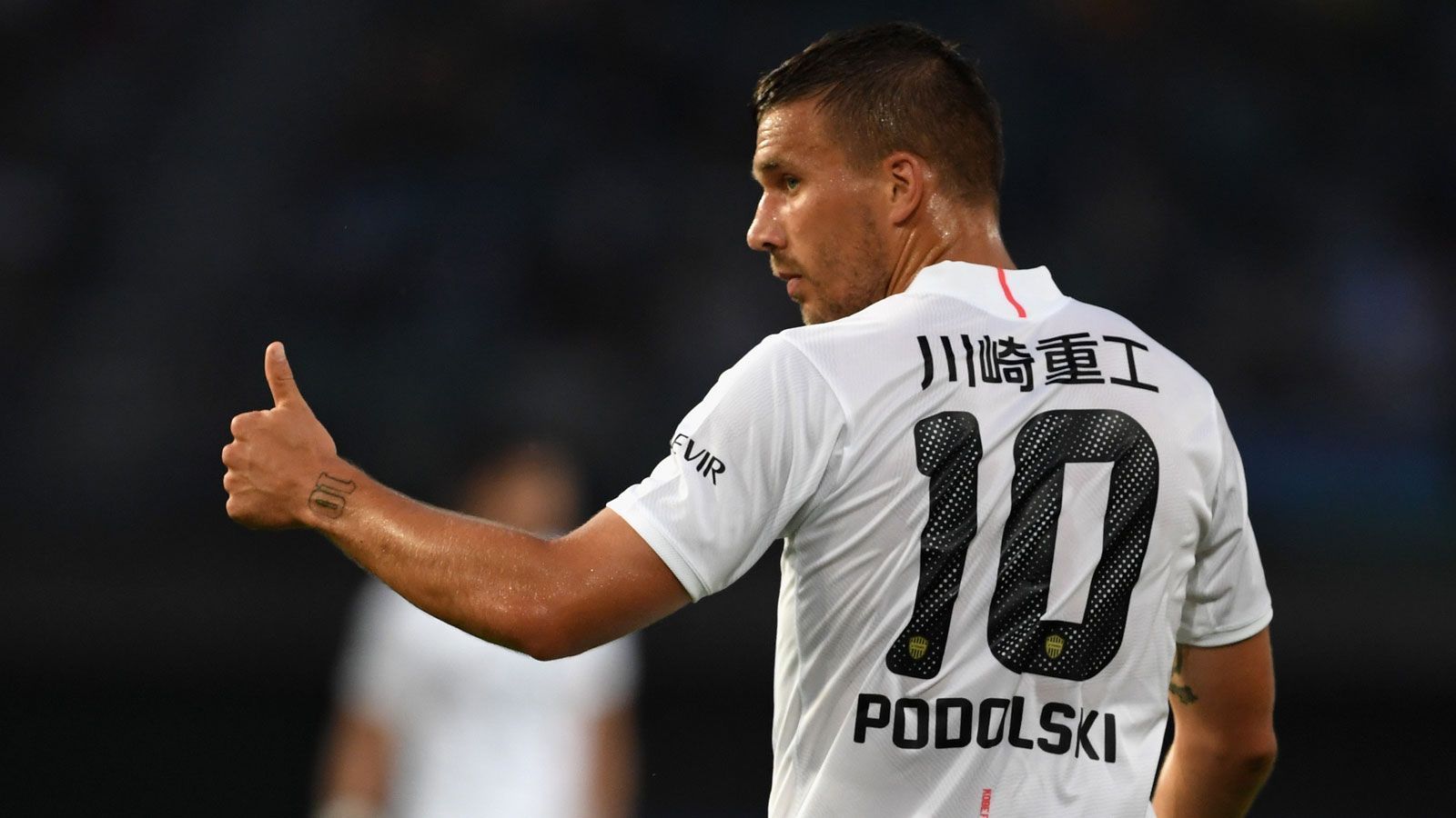 
                <strong>Lukas Podolski</strong><br>
                Bereits bei der WM 2014 spielte Podolski nicht mehr die ganz große Rolle und bestritt dennoch insgesamt 130 Länderspiele, bevor er 2017 aus dem DFB-Team verabschiedet wurde. Nach knapp drei Jahren in Japan bei Vissel Kobe, unter anderem an der Seite von Andres Iniesta, lässt "Poldi" seit Januar 2020 seine Karriere bei Antalyaspor in der türkischen Süper Lig ausklingen. 
              