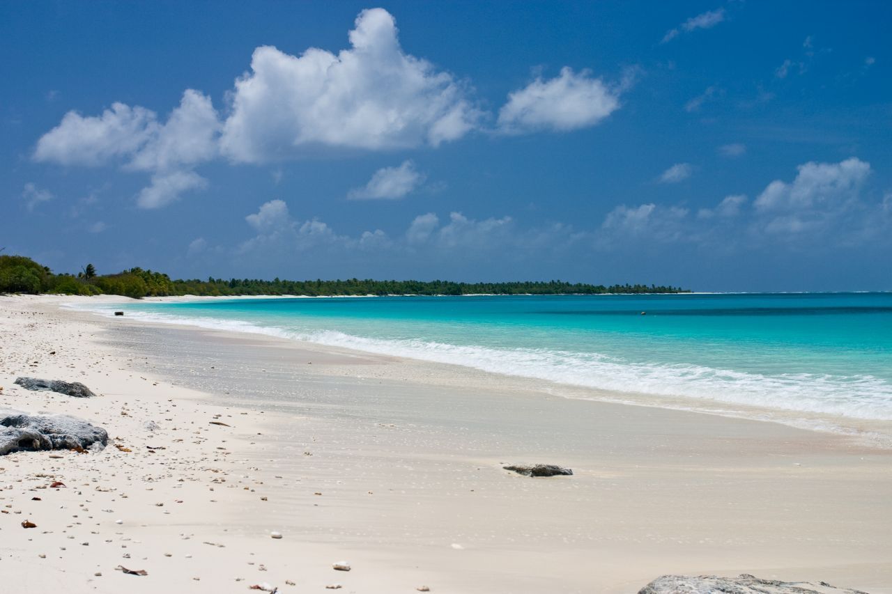Heute ist das Bikini-Atoll kein Sperrgebiet mehr, sondern ein beliebtes Reiseziel. Paradiesische Strände lassen einen dabei fast vergessen, dass damals ein Atompilz 40 Kilometer in die Höhe schoss.
