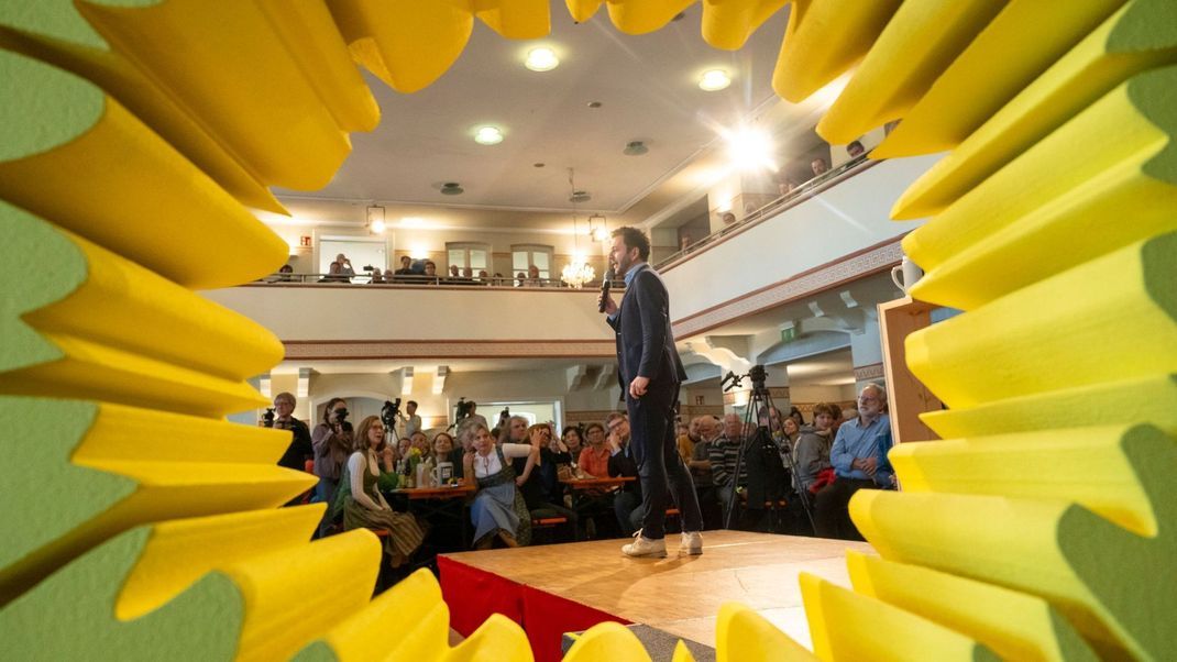 Felix Banaszak beim politischen Aschermittwoch in Bayern.