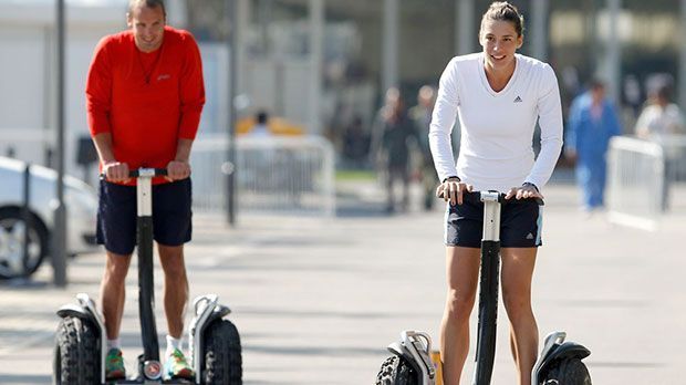 
                <strong>Ein Naturtalent</strong><br>
                Auch bei anderen Sportarten lässt Andrea Petkovic ihr Talent aufblitzen. In China steuert das deutsche Tennis-Ass einen Segway gekonnt über das Turniergelände...
              