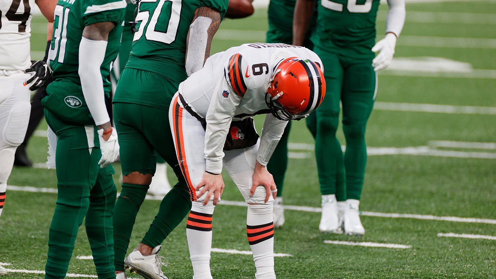 
                <strong>Verlierer: Browns machen Browns-Sachen</strong><br>
                Die New York Jets sollten eigentlich nicht die Hürde sein, die dafür verantwortlich sein könnte, dass die Cleveland Browns doch noch die Playoffs verpassen. Und doch blamierten sich die Browns gegen das Team, das bis dato nur ein einziges Spiel gewann. Durch die 16:23-Blamage gegen die Jets geraten die Playoff-Träume in Cleveland stark in Gefahr. Fünf Teams stehen, wie die Browns, bei 10 Siegen, nur vier Plätze werden in der Postseason noch vergeben. Für Cleveland geht es in Woche 17 gegen die Pittsburgh Steelers. 
              