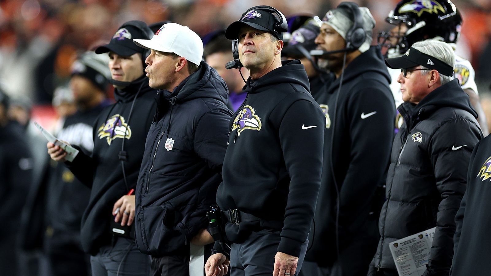 
                <strong>Baltimore Ravens</strong><br>
                Wer startet für die Ravens 2023? Lamar Jackson? Tyler Huntley? Oder will sich die Franchise doch noch absichern und einen weiteren Signal Caller mit Cam Newton verpflichten? Bei einem Team, das sich weigert, Lamar Jackson mit einem fetten Vertrag auszustatten, ist alles möglich – auch ein Comeback der "Scoring Machine"!
              