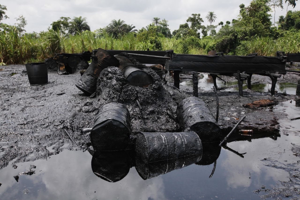 Nigerdelta: Seit den 1960er-Jahren schlugen Pipelines bei der Öl-Förderung in Nigeria immer wieder leck. Im Nigerdelta verseucht das Öl nicht nur den Boden, das Grund- und Trinkwasser, sondern gelangt so auch ins Meer. Die Lebensgrundlage des Volkes der Ogoni wurde über Jahrzehnte zerstört. Illegale Raffinerien, das Abzapfen und auch die schlechte Wartung der Pipelines, sowie Anschläge auf das Netzwerk vergrößerten den Schade