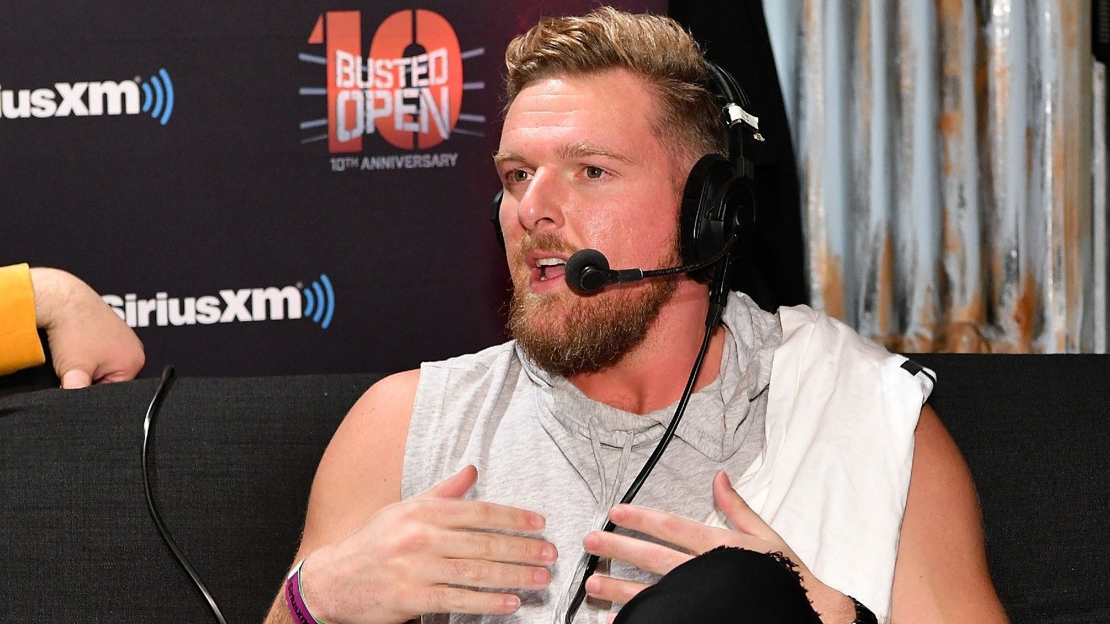 
                <strong>Pat McAfee (Ex-Colts-Spieler, hat heute eine eigene TV-Show)</strong><br>
                "Man kann nicht einfach auf Unwissenheit plädieren, man kann nicht einfach sagen 'Ich wollte niemanden verletzen'. Denn es ist ganz offensichtlich, dass man, wenn man bereit ist, es zu Protokoll zu geben und es aufzuschreiben, es wahrscheinlich jeden Tag benutzt."
              