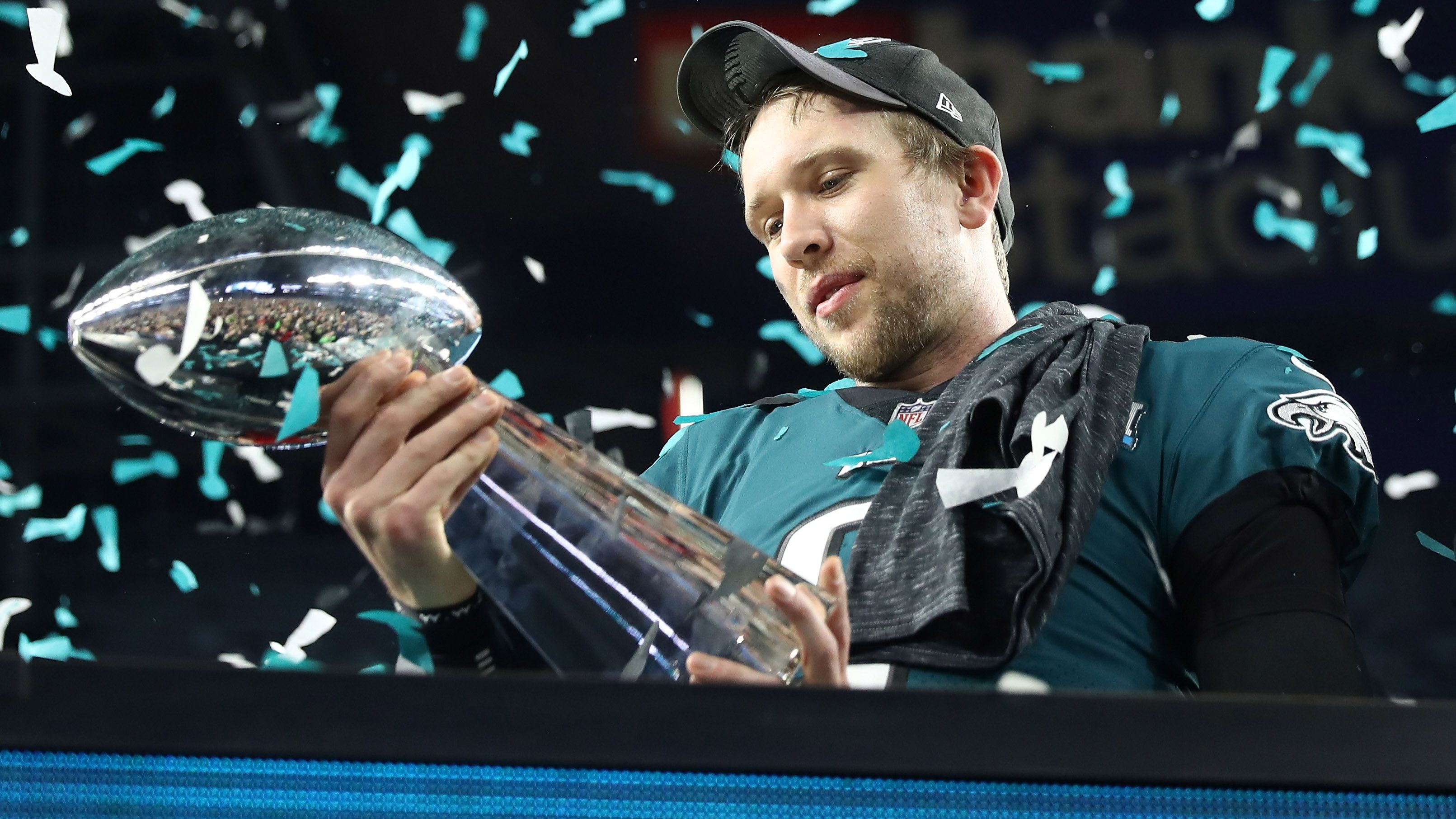 
                <strong>Nick Foles</strong><br>
                Nick Foles legte seine Traum-Partie noch lange vor seiner magischen Nacht als Super-Bowl-MVP hin. 2013 machte er die Oakland Raiders fertig, indem er unglaubliche sieben Touchdown-Pässe und 406 Yards warf. 
              