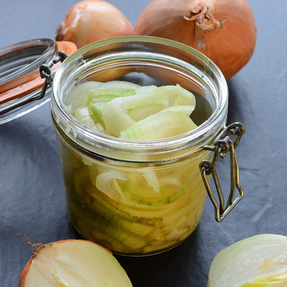 Gegen Husten hilft Zwiebelsaft: Zwiebeln schälen, klein schneiden und in ein Glas geben. 2 Esslöffel Honig drüber und für mehrere Stunden ziehen lassen. Die dann entstandene Flüssigkeit kannst du abgießen und mehrmals täglich einen Löffel zu dir nehmen. 