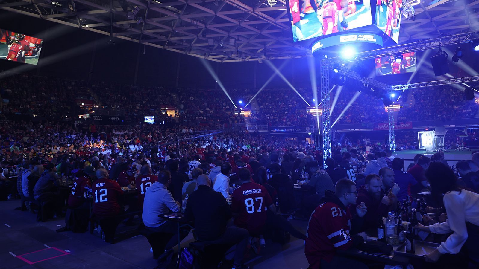 
                <strong>Public Viewing im Audi Dome</strong><br>
                Und das mit einer vollen Hütte! Die Moderatoren Carsten Spengemann und Roman Motzkus führten durch den Nachmittag. 
              