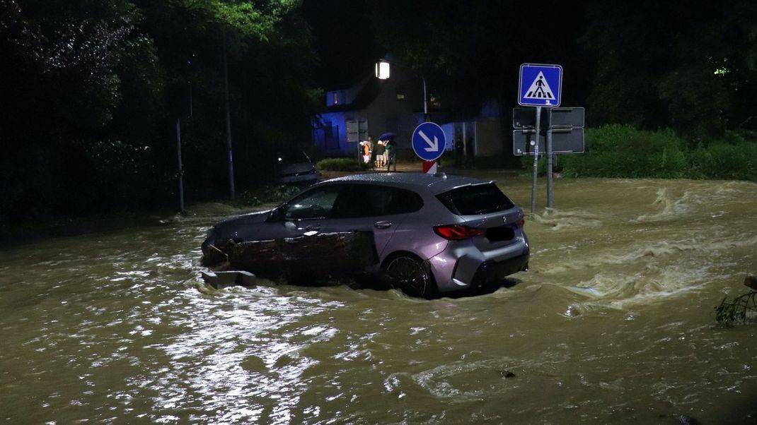 In der Stadt Ebersbach an der Fils bei Stuttgart ist wegen des Hochwassers Vollalarm ausgerufen worden. 