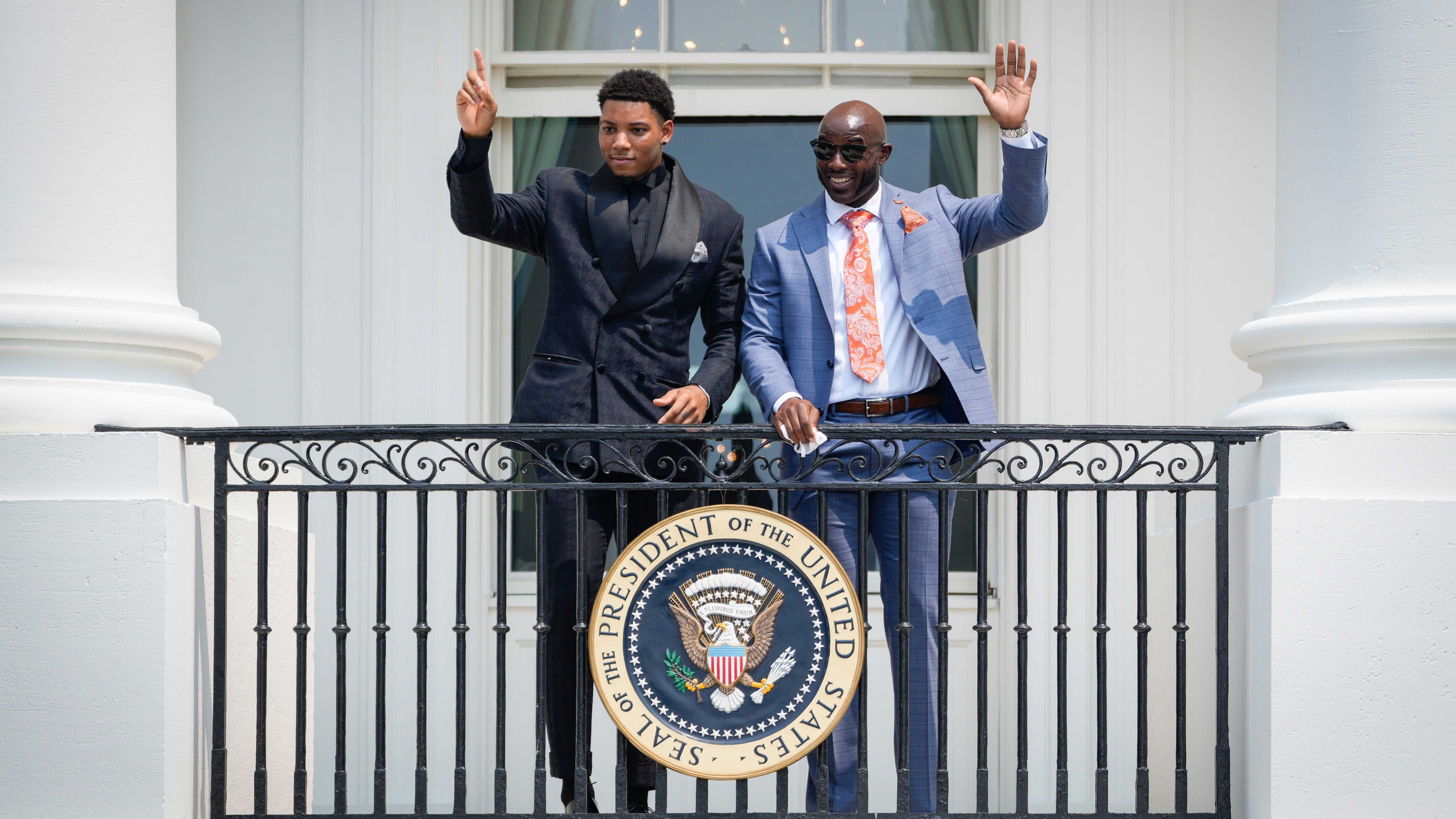 
                <strong>Ab auf den Balkon!</strong><br>
                Cornerback Sean Murphy-Bunting und Running Back Leonard Fournette nutzten die Gunst der Stunde und begaben sich auf den Balkon an der Südseite. Dieses Foto kommt bestimmt ins Familienalbum. 
              