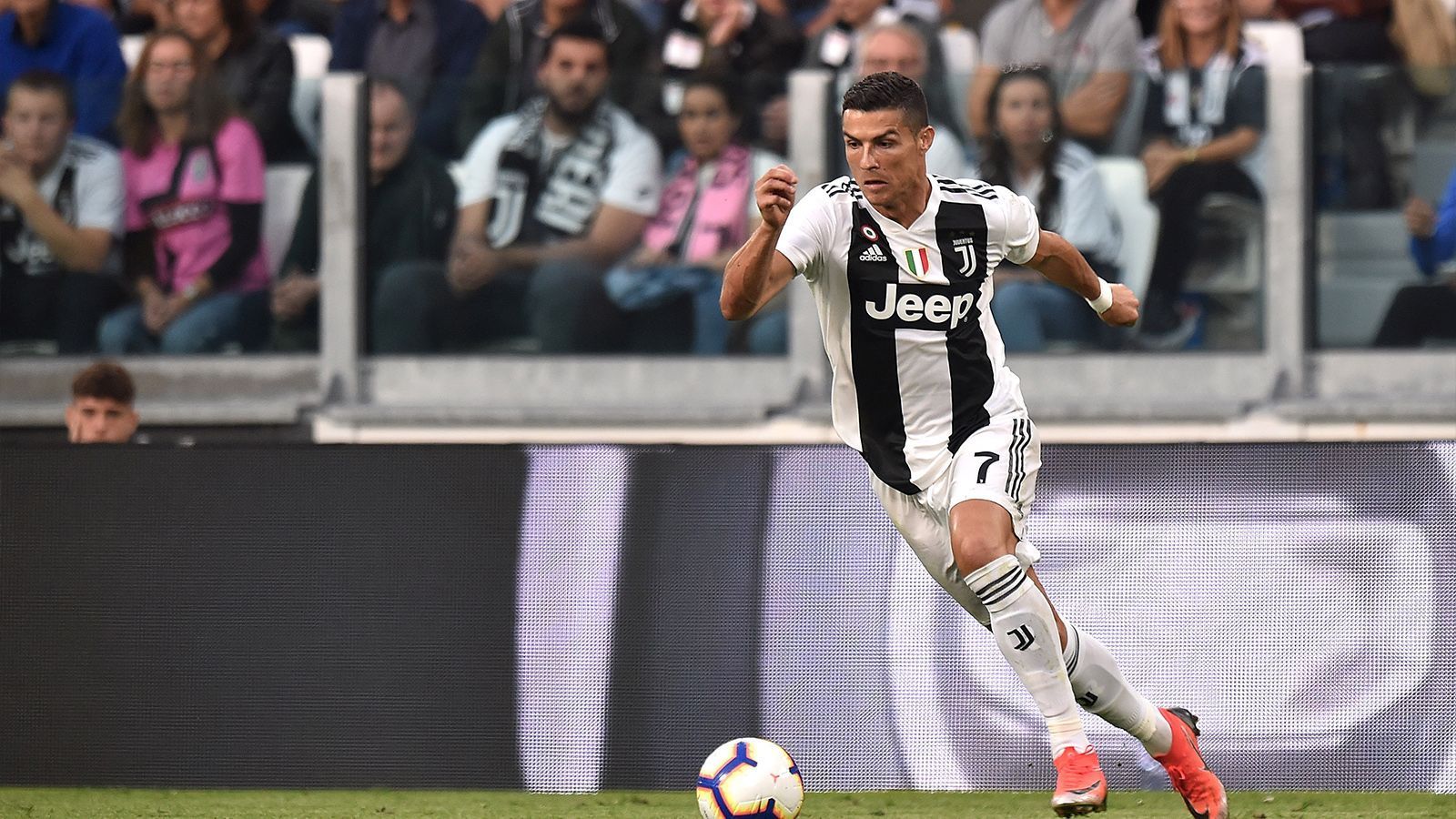 
                <strong>Juventus vom eSports-Hype ausgenommen</strong><br>
                Zwar zierte Ronaldo die meisten FIFA-Cover der letzten Jahre, sein aktuelles Team Juventus Turin will mit FIFA und anderen eSports-Titeln bislang noch nichts zu tun haben. In Italien ist die eSports-Szene generell noch sehr klein bis gar nicht vorhanden.
              