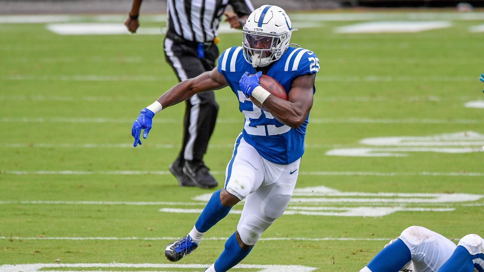 
                <strong>Marlon Mack (Indianapolis Colts)</strong><br>
                Herber Rückschlag für die Indianapolis Colts! Running Back Marlon Mack hat sich im Spiel gegen die Jacksonville Jaguars die Achillessehne gerissen und fällt somit für die restliche Saison aus. Mit 1.091 Yards und acht Touchdowns war Mack in der vergangenen Saison der erfolgreichste Running Back der Colts und sollte auch in dieser Saison wieder die Rolle des Starters übernehmen. Diese Aufgabe wird nun Rookie Jonathan Taylor übernehmen, berichtet "CBSSports" und beruft sich auf Colts-Head-Coach Frank Reich. Taylor wurde im diesjährigen Draft an der 41. Stelle ausgewählt und erlief gegen die Jaguars 22 Yards in neun Versuchen. 
              