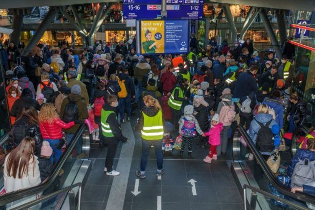 Ukrainische Geflüchtete kommen Anfang März am Berliner Hauptbahnhof an. Ordner und Helfer:innen kümmern sich um sie.