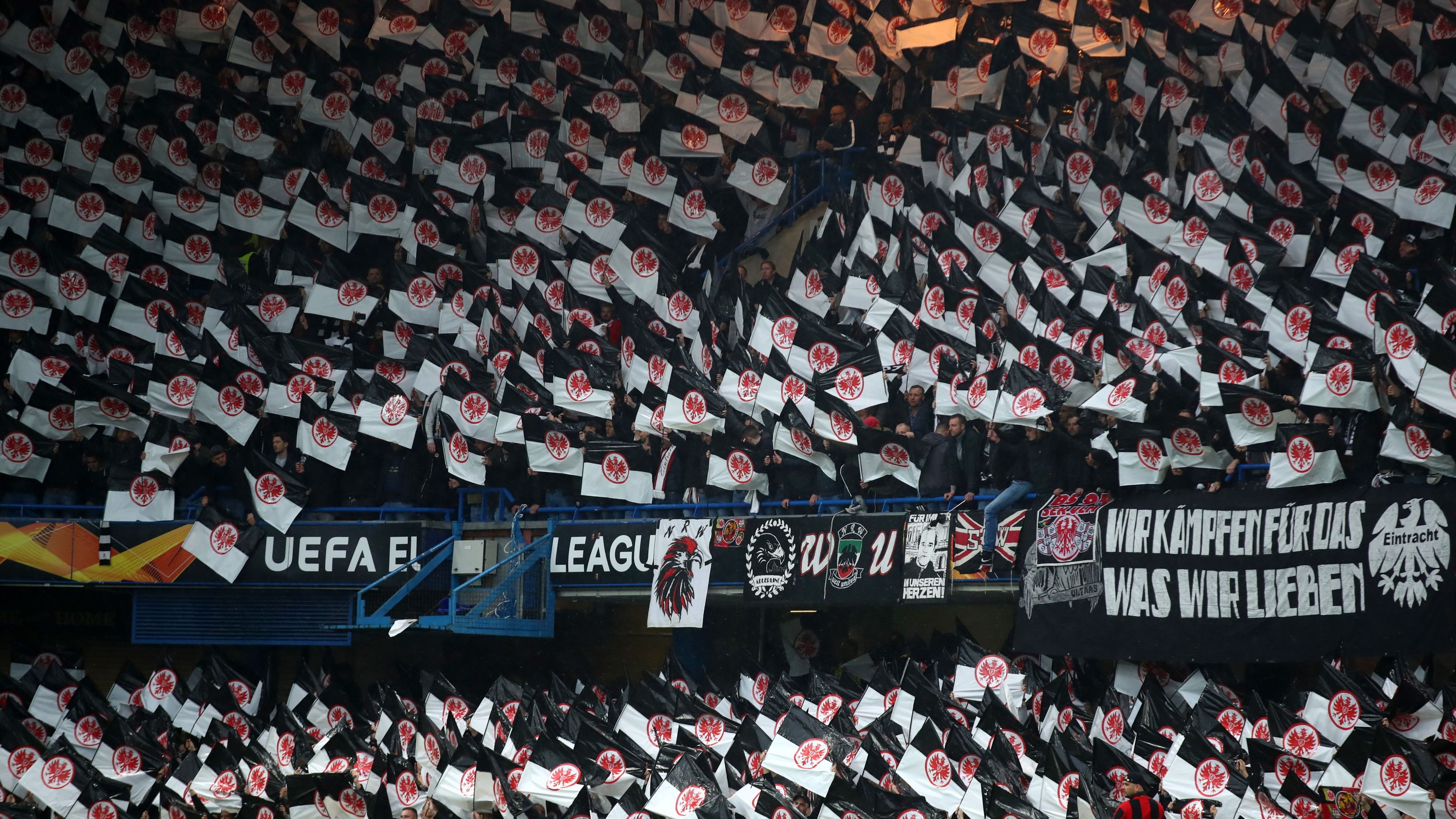 
                <strong>Auswärtsspiel in London (9. Mai 2019)</strong><br>
                Auch an der Stamford Bridge in London feierten tausende Eintracht-Anhänger ihre Mannschaft vor und während des Spiels gegen den FC Chelsea mit Eintracht-Flaggen. Nach der bitteren Pleite im Elfmeterschießen stand leider fest: Es war die letzte Choreo der SGE-Fans auf europäischem Parkett in der Saison 2018/2019. Dennoch jubelten die mitgereisten Fans ihrer Mannschaft auch lange nach dem Abpfiff noch zu. Kein Zweifel: Auch die SGE-Fans machten diese Europa League-Saison der Eintracht so einzigartig.
              